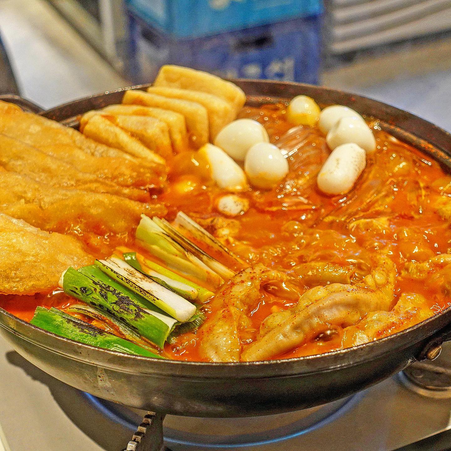 #협찬

마곡나루맛집 매운집에서 JMT 곱도리탕 먹고 왔어요😋
익숙한 듯 색다른 메뉴 곱도리탕은
속이 꽉 차서 풍성한 곱창에
야들야들 맛있는 닭볶음탕까지 한 번에 먹을 수 있어요
매운맛은 3단계중에 2단계 불닭맛으로 주문~
가끔씩 이렇게 맵고 자극적인 음식 먹으면
없던 스트레스도 쫙 풀리는 기분이에요
계란밥에 곱도리탕 국물 넣어 비벼먹으면 이게 또 별미!
속 풀리는 매운맛이 땡기신다면
푸짐한 곱도리탕이 맛있는 마곡나루맛집
매운집 꼭 방문해 보세요 (っ˘ڡ˘ς)🥄
 

#마곡맛집 #마곡나루맛집 #마곡나루역맛집 #마곡밥집 #마곡점심 #마곡동맛집 #곱도리탕맛집 #매운집 #마곡매운집 #스토리앤체험단 #스토리앤