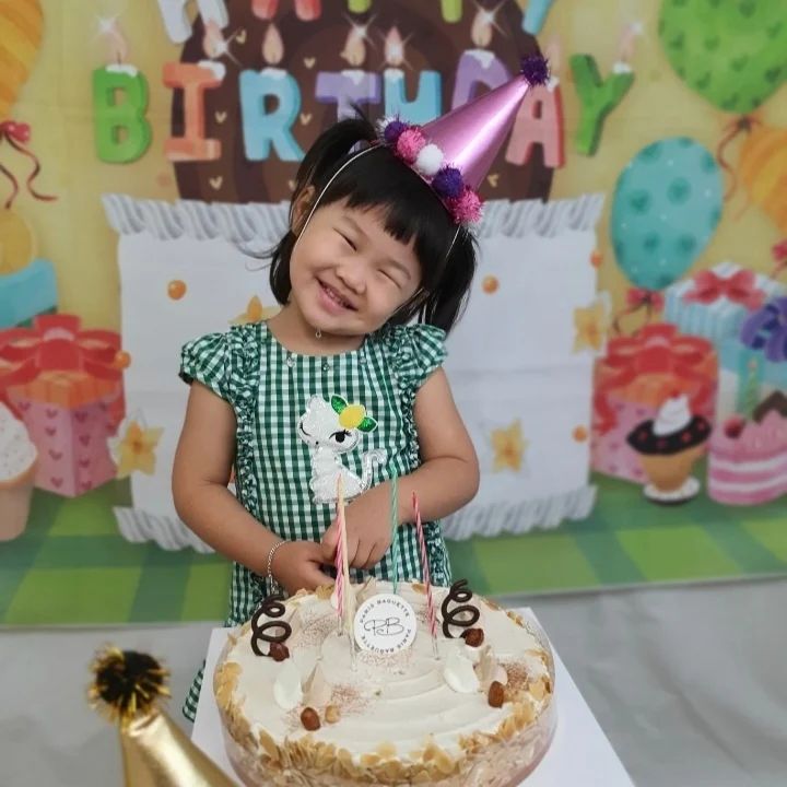 20220824
김로주 생일!!
1차 할아버지 할머니 왕할머니 작은할아버지 고모할머니
대가족 모여서 혼자 사랑 잔뜩 받고 ㅋㅋ
2차 어린이집 칭구들이랑
3차 아빠랑 집에서
4차 민하언니 고모랑 
그런데 딸 넌 매일 매일 생일이잖어 ㅋㅋㅋㅋ
아프지않고 건강하게 지금처럼만 잘 커주면..
평생 생일처럼 하루하루 보내자 ㅋㅋ