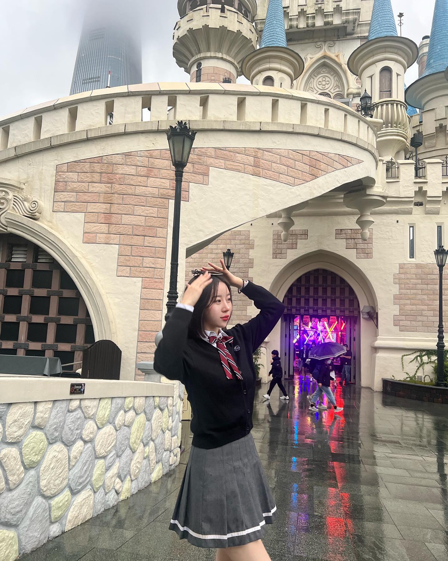 🎢🎠🎡🌧️☔️
.

#롯데월드 #교복
