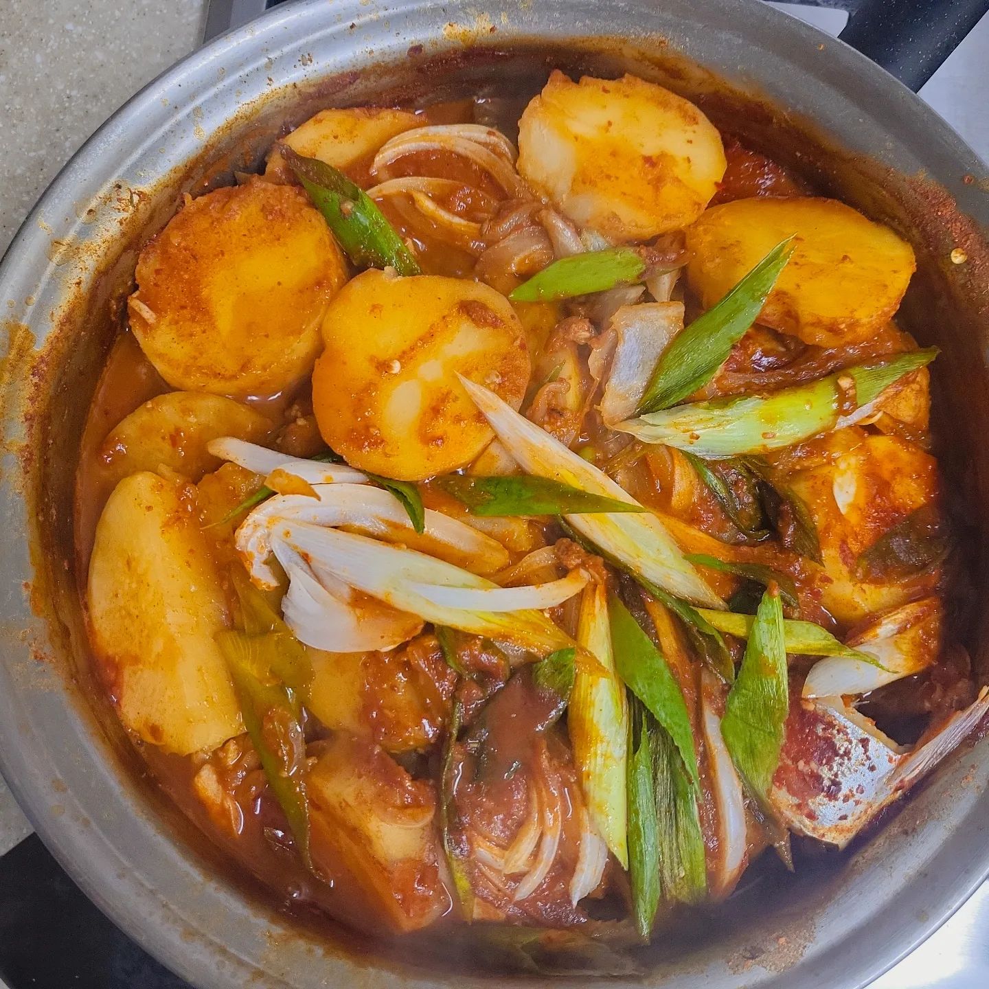 #복자네 

#고등어감자조림 

갑자기 먹고싶대서 끓여봤어요
오늘은 저희 결혼기념일이에요🤣

별다른건없구 회사다녀와
맛있는거 해주고 저는 놀러나갈거에용❣️

신랑 3년동안 나랑 사느냐 고생했어❤️
앞으로도 잘부탁해 

#소통#소통환영#맞팔#좋반#먹스타그램#맛스타그램#일상#데일리#food#daily#부부일상#요리#요리스타그램#먹방#복자네#요리추천#캠핑요리추천#캠핑요리#캠핑음식#집들이음식#음식#맛집#신혼부부
