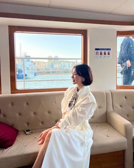 이창희 on Instagram: "머리는 난리났지만 즐거웠던 바다 놀이🤍🌊🐳 바람이 정말 너무 불어서 고생고생..🥹 정말 티 안나지만 손에 셀카 리모컨 쥐고 찍음 ㅎㅎ 블루투스로 연결해서 진짜
