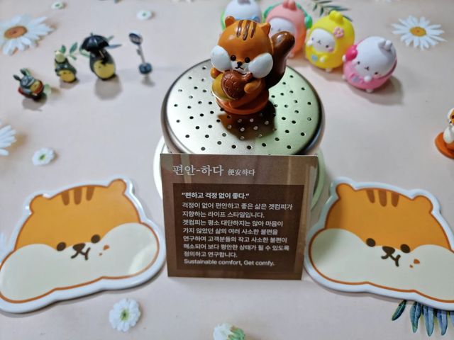 다람쥐 on Instagram‎: "안녕하세요 인님들ଘ(੭*ˊᵕˋ)੭*

오늘은 주방 필수템 거름망 소개해드릴거에요!

☆본 상품은 무상제공 받았지만 솔직한 후기 남깁니다☆
왜냐면 단점이없을것같아서요..(๑°ㅁ°๑)‼✧

🙋‍♂️먼저 요 거름망의 특징 및 사용기 먼저 소개해드릴게요!

간단하게 말씀드리면 거름망에 세라믹 코팅을 입힌거에요!

우리 쓰는 스테인리스 팬과 코팅팬을 비유해도 좋을것같아요!

우리 스테린리스팬 잘못 사용하면 음식물이 잘 달라붙고

코팅팬은 왠만하면 거의 안달라붙잖아요?

요 거름망도 음식물들이 달라붙지가 않았어요!

기존 거름망은 매일 철수세미로 닦았거든요 그렇지 않으면 닦이지도 않고 벌레가 생길것같아 매일 청소했는데요!

근데 요 제품은 물로 휘릭휘릭 하니 그냥 쓱 씻겨내려가는게 좋았어요.٩(ˊᗜˋ*)و

어제랑 오늘아침에도 컵라면 국물도 버리고 저녁먹고 설거지하고 영상 찍은건데

미끌거리지않아서 신기했어요.
설거지하면서 퐁퐁닦인 물에 분해된느낌?(지극히 주관적느낌)
이었어요.ᕦ( ᐛ )ᕡ

겟컴피 거름망은 포스코304에 스테인리스 세라믹 코팅을 입힌 제품이에요!

「국내생산」하기 때문에 중국산 저가품들에 비해 특히 품질이 좋습니다!

🙋‍♀️요 제품을 만든 겟컴피 브랜드는!?

걱정이 없어 편안하고 좋은 삶은 갯컴피가 지향하는 라이프 스타일입니다.

겟컴피는 평소 대단하지는 않아 마음이 가지 않았던 삶의 여러 사소한 불편을 연구하여 고객분들의 작고 사소한 불편이 해소되어 보다 평안한 상태가 될 수 있도록 연구합니다.

이런 제품이 있는지 상상도 못했어요.
당연히 청소하는게 당연하고 힘들게 관리했었는데

이런걸 만들 상상을 하다니
너무도 감사할 따름이에요

깨끗하고 편리한 싱크대 관리는!
겟컴피에서‼️

세라스텐 거름망 =29,800원

구매처

겟컴피 자체 홈페이지 
(네이버 겟컴피 검색)

https://getcomfy.co.kr/

!

참! 음쓰는 봉투에 버리고 묶어서 락앤락으로 냉동 보관하구 2~4일치 모아서 2L 음쓰봉으로 배출해요! 비닐은 제거하구요! 혹시나 오해하실까바 첨언해요>_< 너무 당연한거지만요!"‎