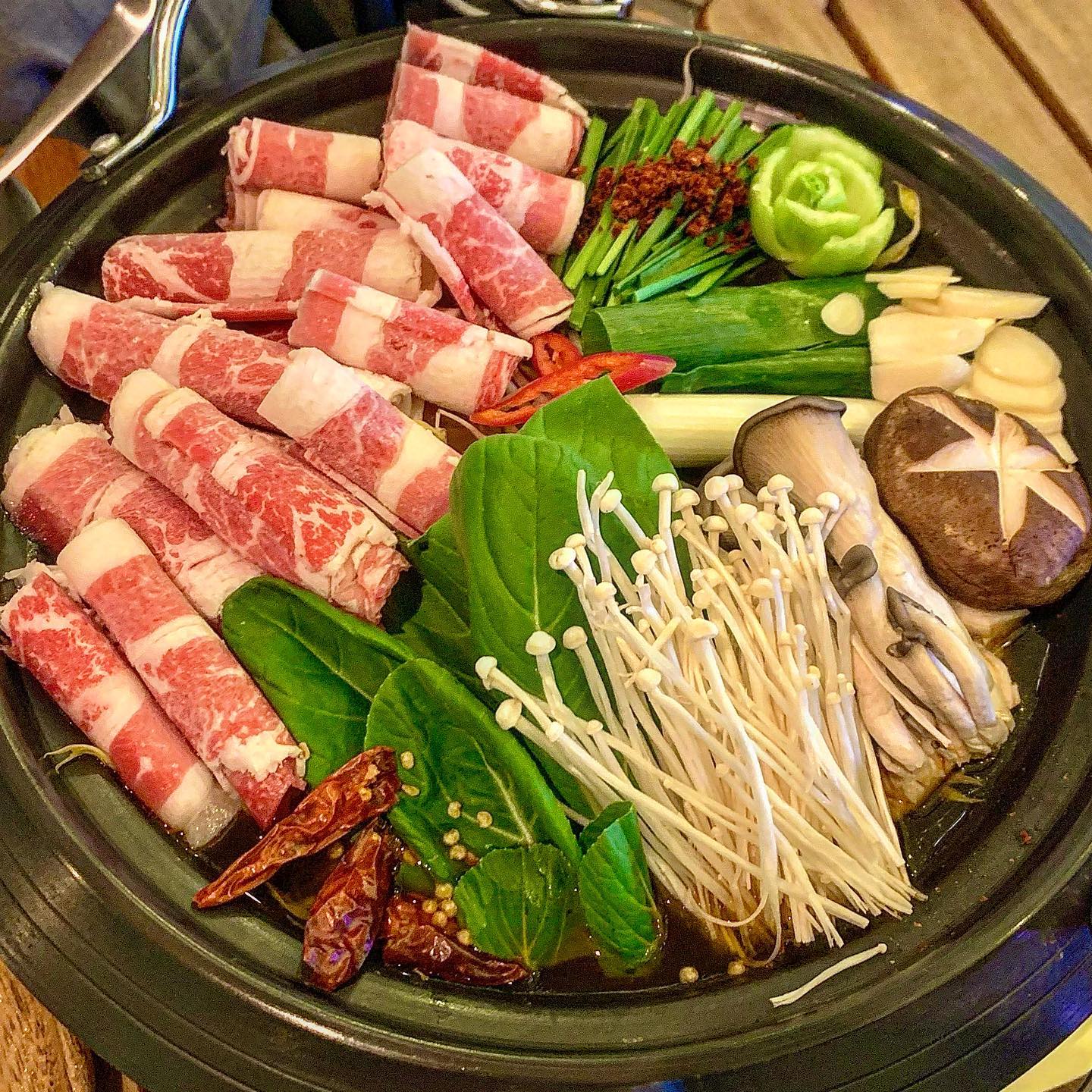 ♫ 청주 로스트씨 ♫

로스트씨는 청주 율량동에 있는 요리주점 입니다 !
캠핑장 분위기로 되어 있어서 데이트 장소로도 좋은 것 같아요 ఇ 
게다가 안주도 너무 맛있었어요 !

✔️로씨전골(나베)

로스트씨 대표 메뉴인 로씨전골!
점점 추워지는 날씨에는 역시
국물 안주가 최고인 것 같아요 ʚ˘◡˘ɞ 
로씨전골은 고기, 각종 야채사리가 있고
매콤하고 얼큰한 국물요리 입니다 ㅎㅎ
정말 배도 든든해지고 몸도 따뜻해지는 요리인 것 같아요 🫶🏻
그리고 꼭! 우동사리 추가하세요.
진짜 국물이랑 넘 잘 어울리는 우동사리 최고 ㅜㅜ

✔️해물파전

국물 요리가 있어서 가벼운 안주가 뭐가 있을까 하다가 시킨 해물파전 !
정말 재료도 듬뿍듬뿍 들어가져 있고 바삭하니 너무 맛있었어요 ❤️
간장+청양고추+해물파전 이 조합이 최고 ❤️

✔️레몬하이볼

로스트씨에서 따로 하이볼을 판매하고 있어서
레몬하이볼을 시켜봤습니다 !
상큼하니 술술 들어가고 안주랑도 조합이 넘 좋았어요 🫶🏻

그리고 로스트씨는 안주가 나오기 전에
와플틀과 크로와상 생지를 에피타이저로 준답니다 !
직접 크로플을 구워 먹을 수 있는 재미가 솔솔 했어요 🥰
조만간 또 재방문 하고 싶은 곳 !!
.
.
.
📍 충북 청주시 청원구 율량로201번길 19-2 1층 로스트씨

➿로씨전골(나베) 23.9 / 우동사리 2.0
➿해물파전 13.9
➿레몬하이볼 6.5
