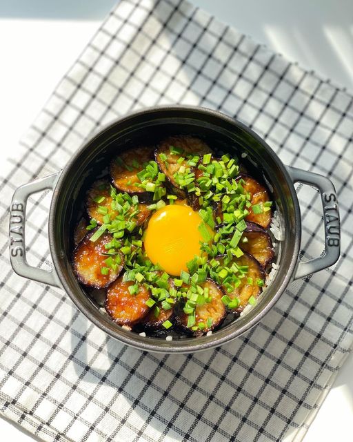 맹구네 요리 먹방 on Instagram: "#가지솥밥🍆 뭐야??내가 만들었지만 너무 맛있잖아~ 가지의 부드러운 식감과 버터밥이 정말 잘어울리는 #솥밥 가지 안먹는 남편 없을때 #혼밥 하기 딱 좋은 메