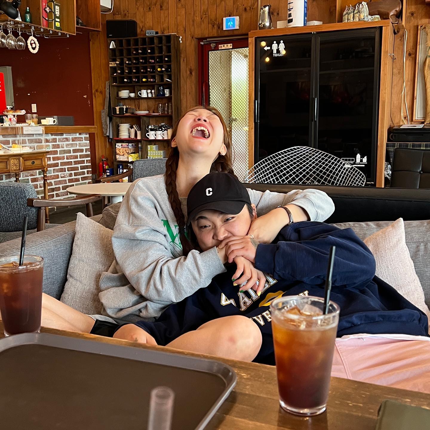 앙1주년 기념❤️
모기물린 곳이 간지럽다 하니
스윗하게 냅다 물어버림.
아프면 안 간지럽단다.
스윗한 오빠의 배려에 감격했다
#사탄이들린게야 #퇴마사급구
