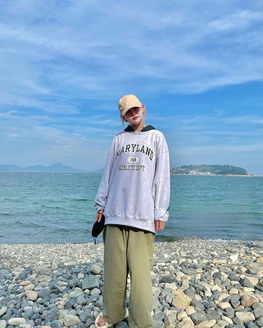 솜니 on Instagram: "#광고 베이지 컬러로 캐주얼한 옷이랑 찰떡인 볼캡이에요 💛 밝은 베이지라 부드러운 느낌과 낭낭한 분위기 한 방울씩 ! 놀러갈때나 데일리하게 코디하고 싶을때 포인트로