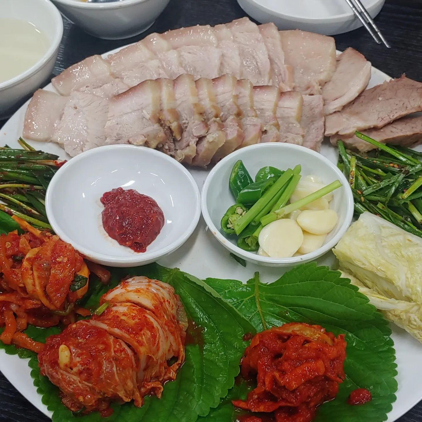 강남 청류벽 보쌈/막국수 맛집

갑자기 보쌈이 땡기는 날이 있다. 

강남이 은근히 맛집이 없어서 터덜터덜 걷다가 청류벽을 만났다. 
코딱지씨가 저 집 맛있댄다. 가서 바아로 보쌈 하나 들기름 막국수 하나 지평 막걸리 하나 따악 시켰다.

보쌈이 정말 부드럽고 맛있었다 ㅠㅠ 김치도 종류 다양하고 한 점씩 음미하면서 먹음..
들기름 막국수는.. 기대했던 것보다는 솔직히 그냥 그랬다.
사실 내가 참기름/들기름/들깨가루 같은걸 음식에 넣는걸 그닥 좋아하지 않는다.
좋아하는 사람이라면 보쌈이랑 같이 곁들여먹으면 조합이 나쁘지 않을 것이다.

하지만 그것보다 보쌈에 막걸리 조합은 못참지

🍱 추천의사 : 🌕🌕🌕🌗🌑
🍱 한줄평 : 보쌈이 먹고 싶은 날에 배만 안고프다면 강남까지 달려가서 먹을 수 있어.