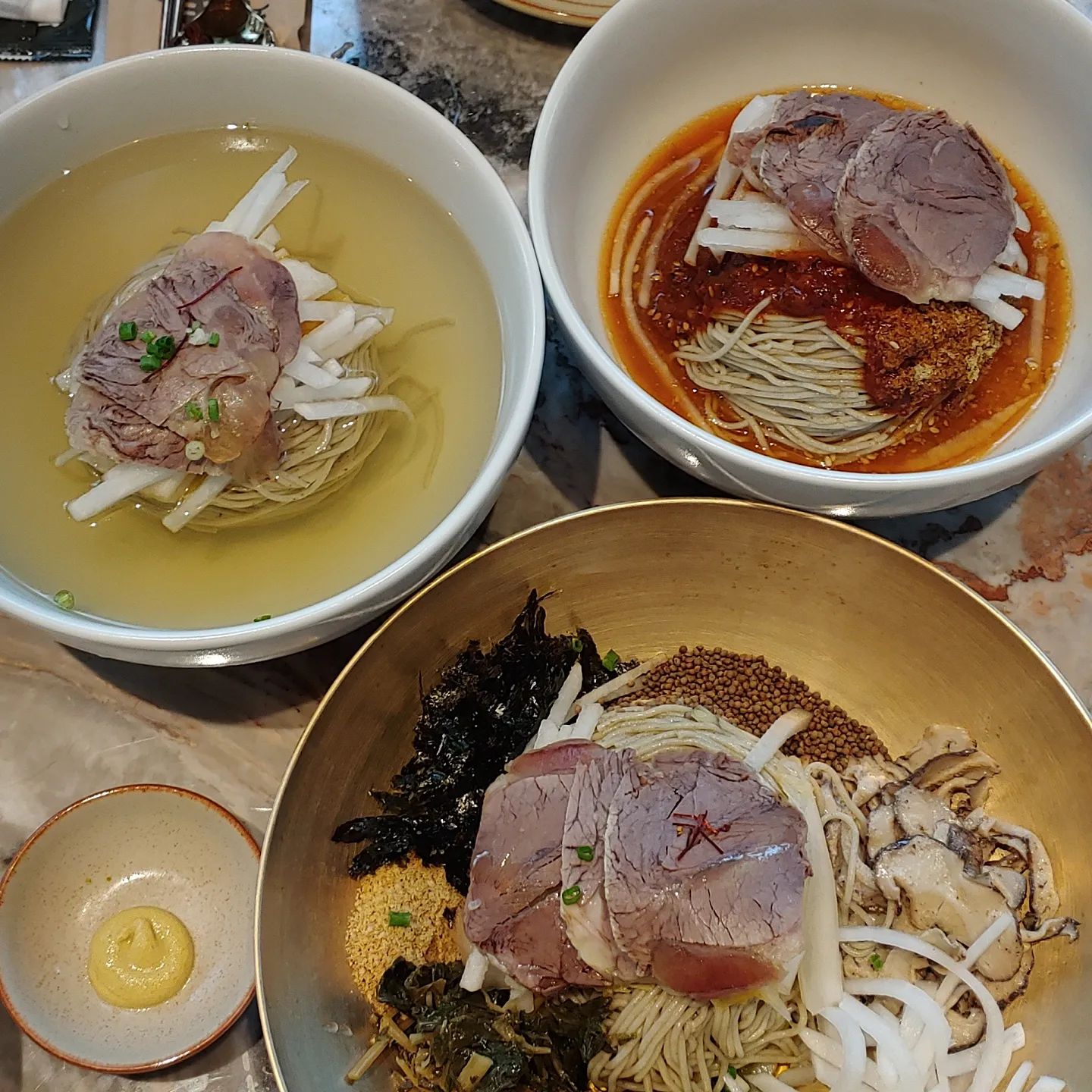삼성동 광평 평양냉면갈비

삼성동에서 결혼식이 있었다. 
식 끝나고 친구들과 카페에서 수다 떨다가 배가 꺼져서 같이 저녁을 먹으러 가기로 했다.

다들 축의금을 내고 지갑이 가벼웠기 때문에 (사실 내가)
저녁은 가볍게 먹기로 하고 주변 식당을 찾기 시작했다.

오 평양 냉면집이 있네 평냉 드실? 해서 모두의 동의하에 그 식당으로 향했다

우리가 생각했던 식당 분위기 : 후미지고 적적하고 허름한 작은 식당
실제 식당 분위기 : 고급스러운 다이닝 레스토랑,,

모두 당황했지만 다른 곳 찾기가 더 귀찮았던 우리는 30분 정도 웨이팅을 하고 들어갔다.

메밀 물냉/비냉/골동냉면과 양념돼지갈비를 시켰다.

가격대가 상당히 있는 편이라 다들 또 한번 당황했지만,
음식을 입에 넣은 순간 당황 했던 시간들이 아까울 정도였다.

기본 찬도 정말 다양하고 하나같이 다 특색있게 맛있고, 냉면도 깔끔했다.
그리고 양돼갈..이 진짜 미친놈이었는데, 직원분께서 직접 구워주시는데 굽기도 너무 완벽하고 기름기, 숙성정도, 온도,,,습도,, (?) 모두 완벽한 맛이었다.

그렇게 5명이서 인당 4만원이 나와버리고 말았지만
모두가 입을 모아 후회없는 식사였다고 했다.

다음에 삼성동에서 저녁먹을 일 생길때 무조건 여기다.

🥢 추천의사 : 🌕🌕🌕🌕🌑
🥢 한줄평 : 양념돼지갈비가 이렇게 고급진 맛이 날 수 있는 음식인줄 몰랐다.