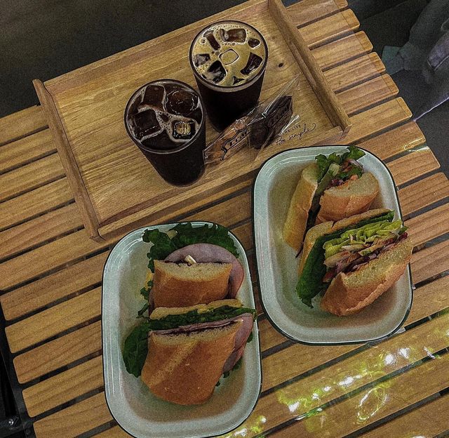 시켜줘 너의 명예 사진사📸 on Instagram: "#광고 #로드샌드위치 📍서울 강동구 상암로 146 로드샌드위치 본점📍 . 이곳은 겉바속촉 바게트 샌드위치 맛집 강동구 맛집 로드샌드위치🥪🥙🤍