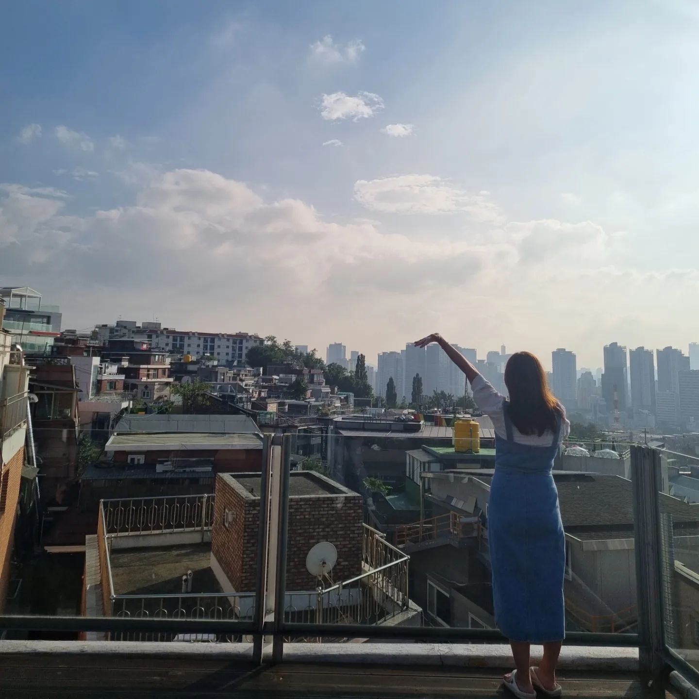간만에 서울공기 마시러온 너와 해방촌~!!
으악 첨 가는길에 간만에 탄 마을버스는 정말 최악..그리고 왜케 차가 많은지 
다들 여기만오나.. 그래도 올라가서 보니 아무곳에서 찍어도 뷰맛집
유명한막걸리집이 있다기에 갔지만 본관은 들어가지도 못하고 별관으로 먹고싶은 안주들은 다 본관에 있었는데.. 별관도 분위기는 좋아서 다행이였음..
근데..주문만 하려면 다 없뎅ㅜㅜ 내려오는길 하늘이 너무 이뻐 슬슬 걸어내려오니 마을버스보단 나은듯
#해방촌#뷰맛집#남산아래카페#윤주당별관#지란지교#메뉴가#다없데#기대하고갔다가#속상했음#하늘색이쁨