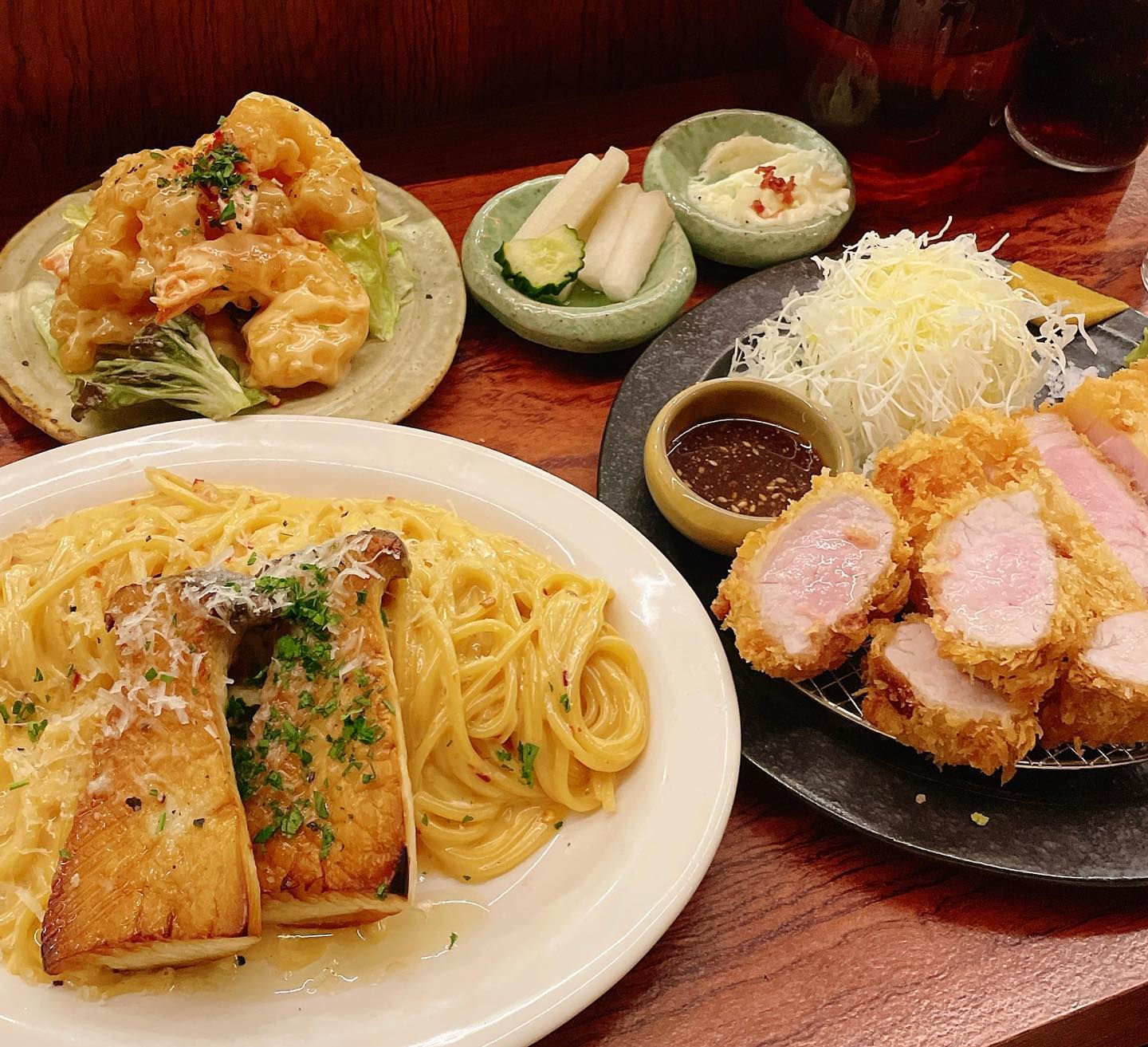 드뎌 리뉴얼 재오픈한 핫플이죠⁉️
제주시 돈가스 맛집 다녀와써욥😉😉

🌀 마요네즈식당 

✔️ 제주 제주시 다랑곶3길 18

✔️ 12:00 - 22:00 (매주 일요일 휴무)
15:00 - 17:00 [브레이크타임]

✔️ 등심,안심 돈카츠 ₩14,800
  매콤 크림 스파게티 ₩ 13,800
  미트볼 스파게티 ₩ 13,800
  라자냐 ₩ 16,800
  에비마요 ₩ 8,800

🗣️ 돈가스 맛집으로 거의항상 웨이팅 있었던 곳인데 
이번에 시즌2로 리뉴얼 확장 재오픈소식듣고 다녀왔어요❤️

여전히 핫한 이곳 🔥🔥 
대부분이 여자고객층 그다음은 커플들이였구요 👩‍❤️‍👨
혼밥도 가능하답니다😄😄

돈가스는 여전히 부드러움 최고였구요〰️🫶🏻

처음 접해본 라자냐는 
직접끓인 라구소스,베샤멜소스, 3가지 치즈가 겹겹히 쌓여 
구워진요리였는데
저는 소스까지 싹싹 긁어먹구왔지요 제취저였구요💯💯

탱글한 새우에 얇은튀김옷이 제대로였던 사이드메뉴
애미바요도 꼭시켜드세요‼️
새콤달콤한 마요소스에 버무려졌는데도 바삭함이 그대로❤️

메뉴주문은 웨이팅하면서 미리 받고있고요
전체적으로 메뉴가 양이 적은편이라 
여러메뉴 넉넉하게 미리 주문하시는것 추천드려요😀😀

#제주시맛집 #내돈내산 #마요네즈식당