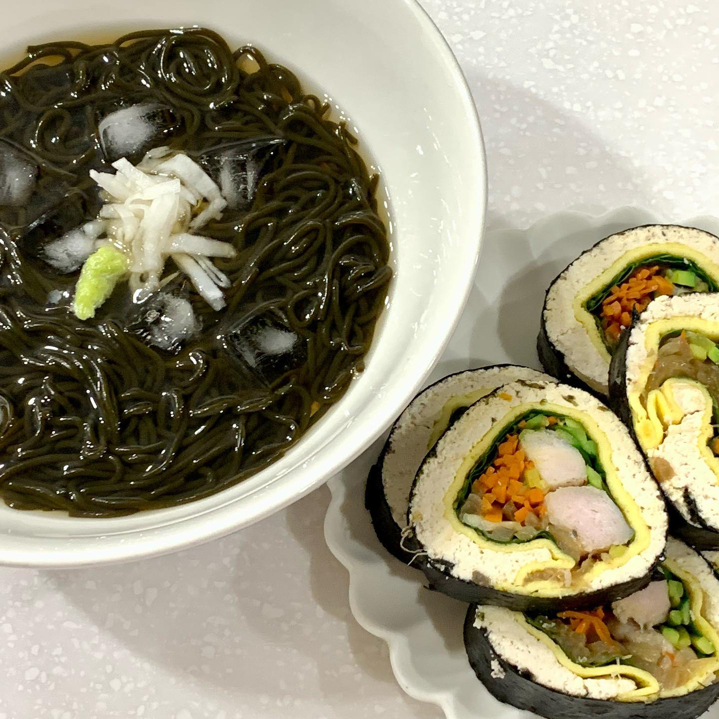 #초이스식단🍽 

🤍냉모밀
- 해초미인 슬림미역면
- 해초미인 메밀소스 + 쯔유 + 물

🤍두부김밥
- 풀무원 김밥김
- 두부 한모
- 계란지단
- 깻잎
- 볶은 애호박 + 당근 + 양파
- 탄단지 스팀오븐닭가슴살

➰요즘 극심한 피로로 인해 피드를 제대로 못올렸네요😅 밀린 글들을 올려봅니다...ㅎㅎ
저는 #마켓컬리 장볼 때 금액이 부족하면 #해초미인 미역면이나 다시마면을 구매해놓는 편이에요 ㅎㅎ 소스도 같이 오니 정말 간편하게 먹을 수 있더라구요!

➰ 미역면에 같이온 메밀소스가 있는데 양이 너무 적더라구요....🥲
그래서 집에있는 쯔유를 물이랑 섞어서 같이 넣어줬어요!! 매실청을 넣고 싶었는데 없어서 알룰로스 조금 넣었구요 맛 걱정했는데 괜찮더라구요!! 얼음까지 동동 띄어서 시원하게 한그릇 했습니다

➰ 아빠와 함께먹는 저녁이라 김밥도 만들었어요!!
두부 물기를 쫙 짜서 김위에 올려주고 계란지단에 깻잎 그리고 볶은 야채들과 닭가슴살까지!! 올려서 이쁘게 말아봤습니다😊
한입에 쏙 들어가는 김밥을 만들고 싶은데 왜 저는 항상 한입 가아아아아득한 사이즈의 거대한 김밥이 완성될까요....??🤦‍♀️
