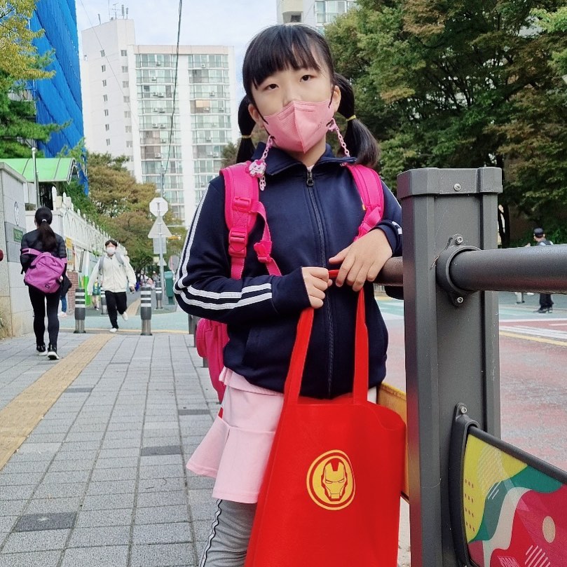 #학교등교길 
오늘은 방과후미술 준비물들고
날씨가 좀 풀려서 가볍게~
#학교등교룩
매일매일 등교때 사진한컷

#초딩맘 #초딩맘스타그램 #초딩맘소통 #초딩스타그램 #딸맘 #학교등교 #학생룩