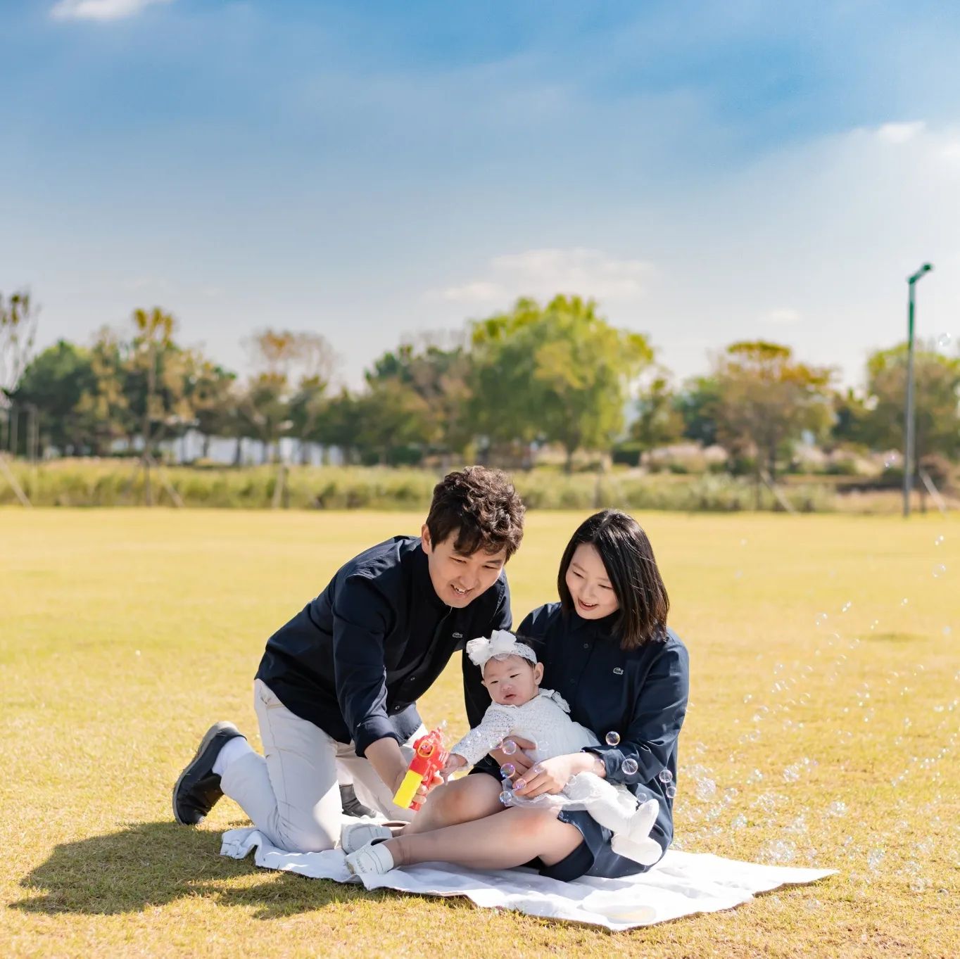 이진이 200일 기념 가족사진 👨‍👩‍👧
비온뒤 맑은 날씨여서 좋았다☀️

우리가족 많이 웃고 행복합시다💕

#마베비 작가님이 포토존 잘 잡아주심🧡
원본&보정본 전부 마음에 들어요👍

mababe_official mababe_photography