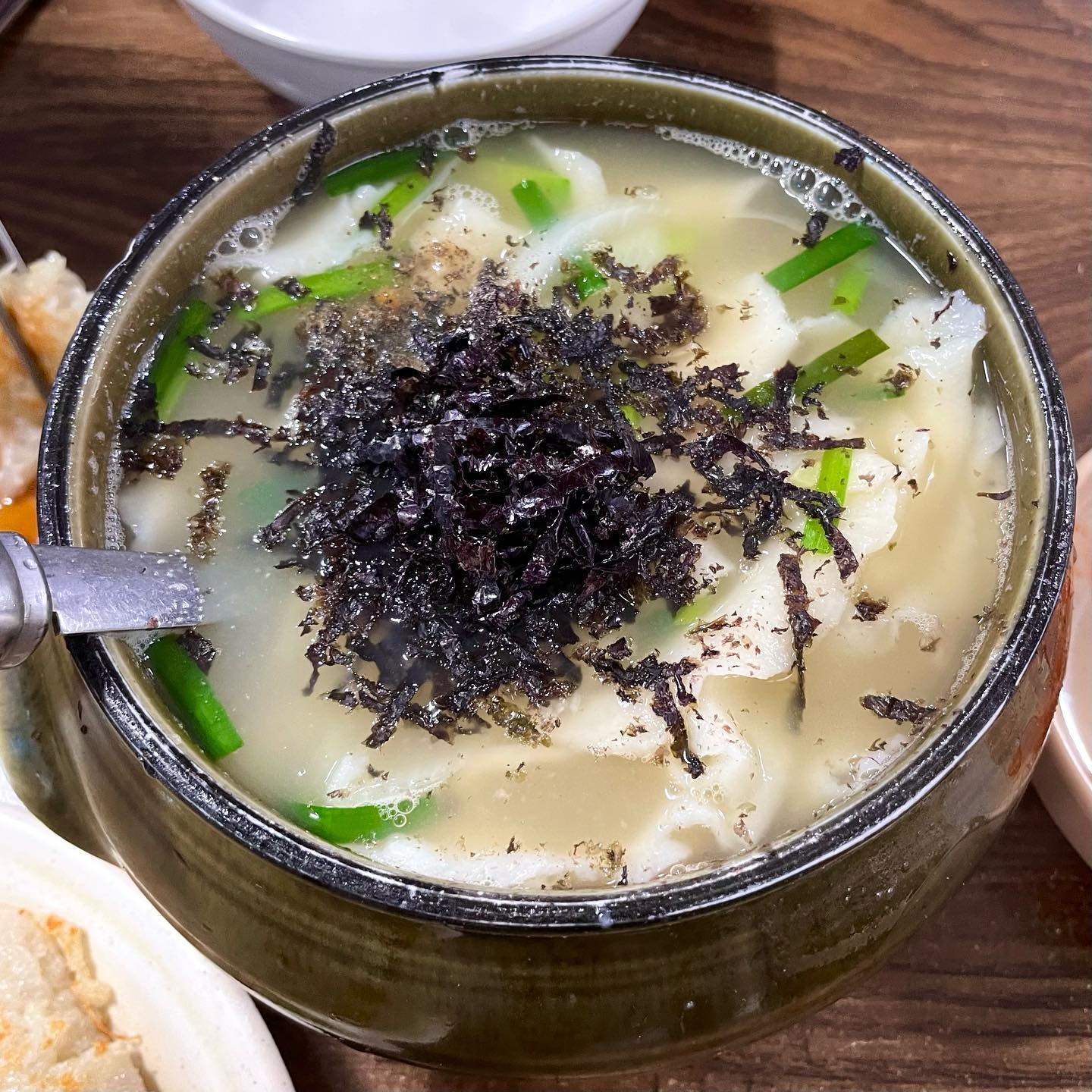 🧡#삼청동 삼청동수제비

다들 쫄지말고 줄서야해요!!
줄은 엄청 길었으나 회전율이 좋아서 
생각보다 금방 들어갔음(25분 기다림!) 
대체 어떤 수제비길래 너무궁금했는데 와우🥹
얇고 쫀득하니 너무 맛있었다 ㅠ.ㅠ
이제 수제비 먹고 싶으면 이 집이 계속 생각날것 같은 맛😘
감자전도 빠삭 쫀득하고 집에서 만든 것 마냥 감자가 98%정도 들어간 것 같음 

🏠주소
서울 종로구 삼청로 101-1

💸메뉴
수제비 9,000원
감자전 11,000원
동동주 4,000원

⏱️운영시간
매일 11:00-21:00

🦴#미쉐린가이드서울 2023

🦴입장은 노인/임산부/어린이 우선

#삼청동수제비 #수제비 #비오는날 #경복궁맛집 #안국역맛집 #먹스타맞팔 #먹팔 #먹스타그램 #맛스타그램 #맛집추천 #맛팔 #맛집스타그램 #웨이팅맛집 #웨이팅필수