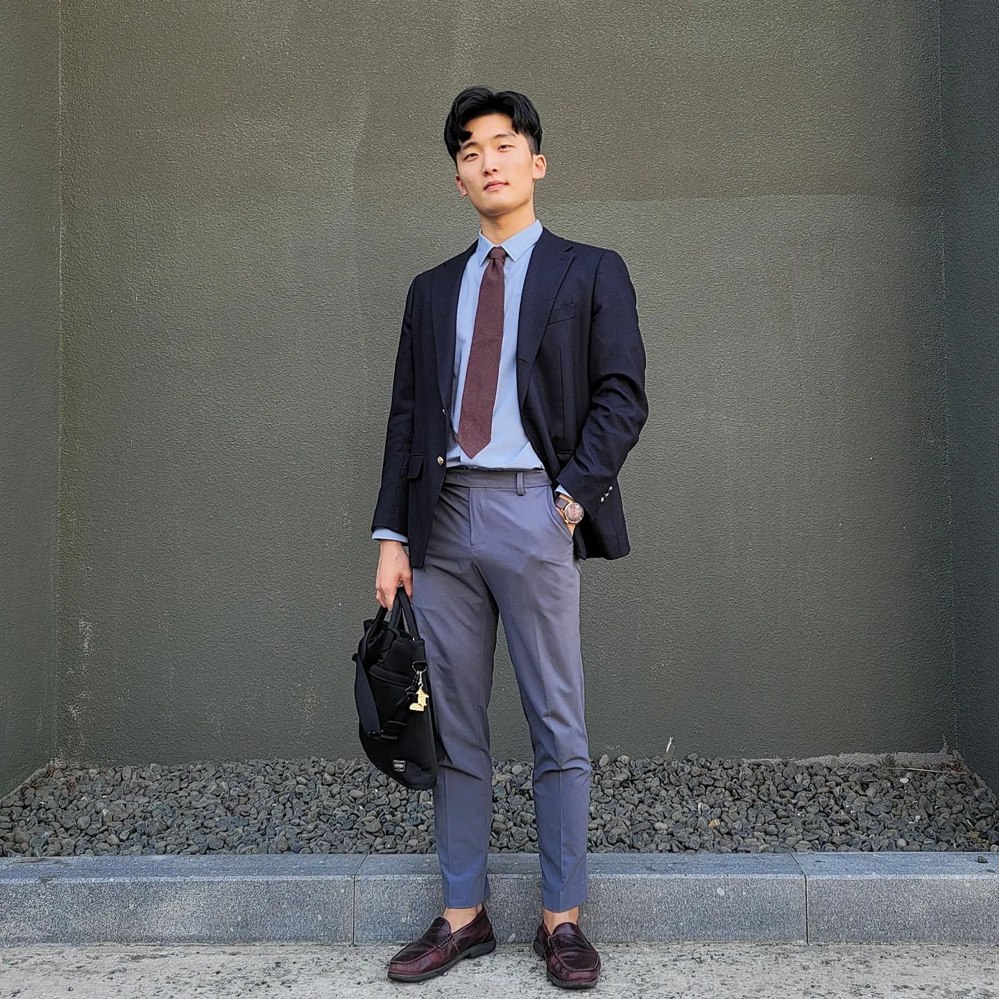 안녕하세요, 단풍보러가기 좋은 날씨입니다. 언제 또 이렇게 들었는지 모르겠네요.

낮에는 따뜻한 날씨에 입고벗기 좋은 3 roll 2 네이비 금장 블레이저를 활용했습니다. 아이비 프레피룩에 가장 근본되는 아이템인데 포멀하게도 활용할 수 있어 두루두루 정말 좋습니다. 브라운 그레나딘 타이를 매치했는데, 네이비 수트에 소라색 드레스셔츠는 무난해서 여러 색이 어울리지만 그래도 브라운 타이가 밸런스를 잡아주고 가장 예쁘다 생각합니다. 구두와 시계 가죽도 비슷한 톤으로 가져갔습니다.
.
.
.
Outer: meninjungle_official 
Shirt: concepts1one_official 
Bottom: concepts1one_official 
Shoes: rockportkorea 
Bag: porter_kr