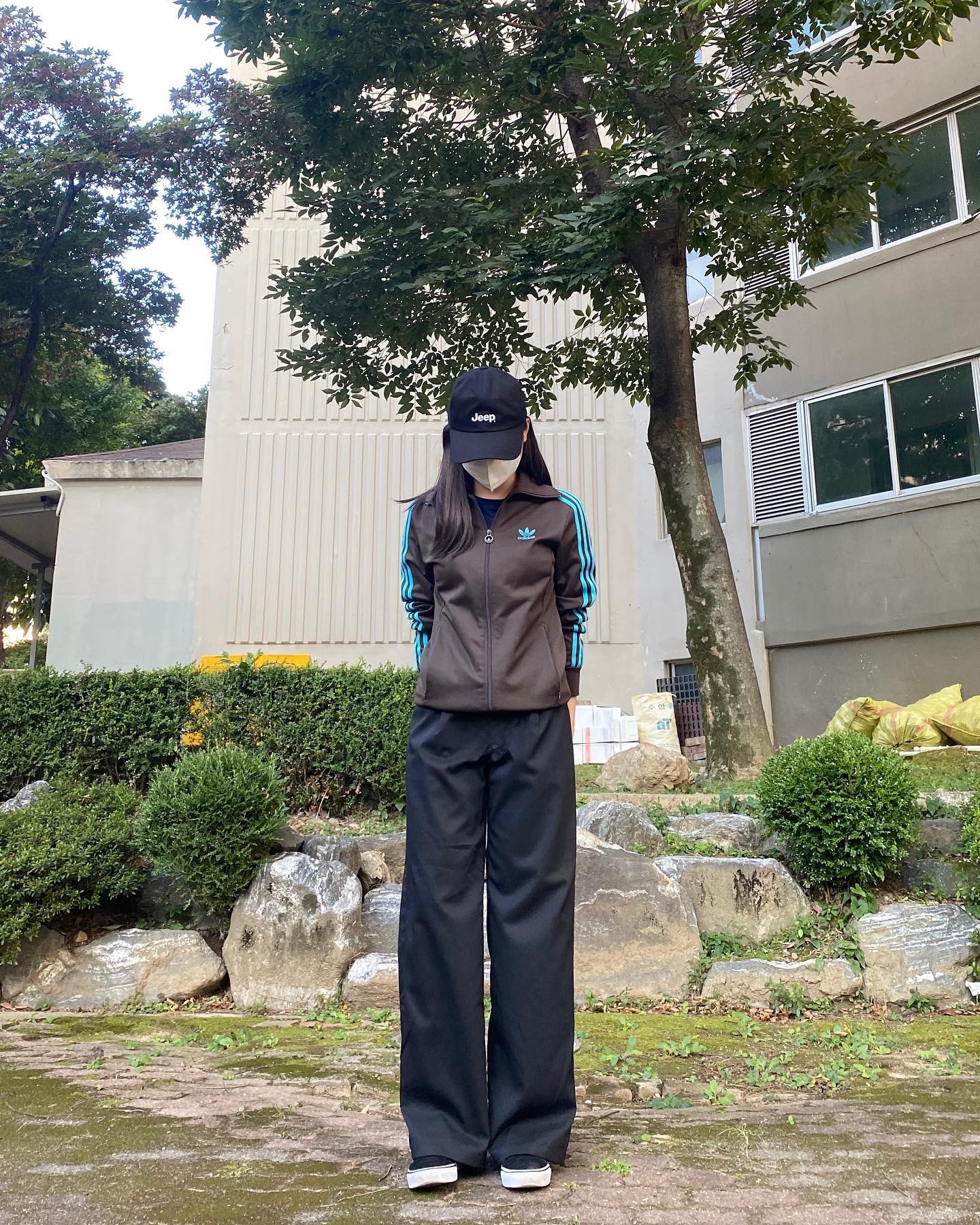 완전 오래된 아디다스 져지😳
옛날 아디다스 져지는 좀 낑기게(?)입는 맛😆

#아디다스져지 #아디다스 #아디다스트랙탑 
#아디다스슈퍼스타 #파이어버드