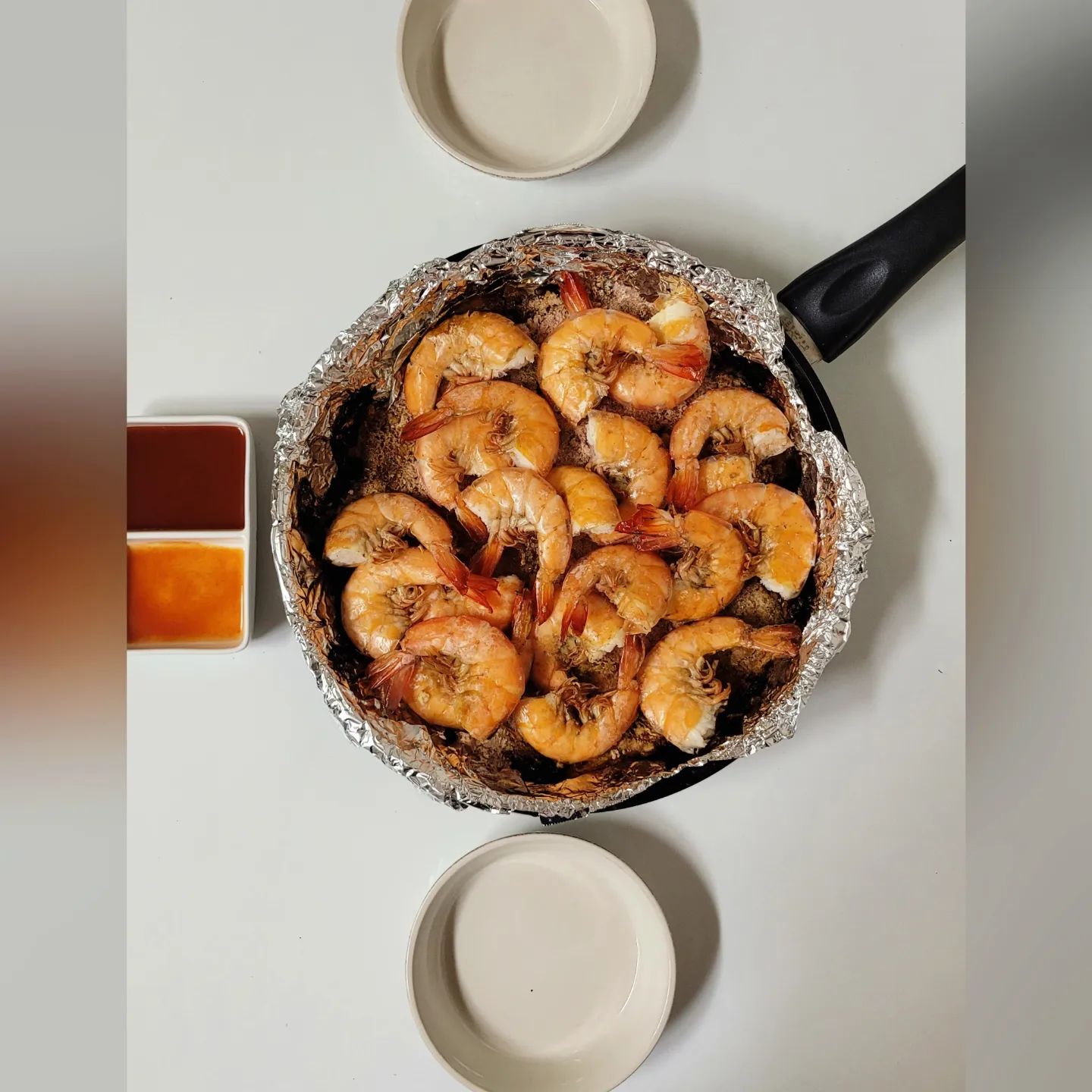 ✨️

오동통통 가을에 살 오른 새우 사다 소금구이 해먹었어요~
새우머리는 버터구이 해먹고
매무리로 새우머리넣은 라면까지...
완벽한 식사였네요😉

자연산 대하는 아니고
양식 흰다리새우 1kg 20~25미로 샀는데
21마리 왔고 아주 실해서 만족 스러웠어요~
감칠맛은 대하에 비해 살짝 부족하지만
가격차이가 심하기 때문에...😅

오늘도 맛있는 하루 보내셨나요?
인님들 모두 즐거운 주말 보내세요 :)

#새우소금구이 #새우구이 #소금구이 #사랑하는사람에게 #집밥 #집밥스타그램
#식단공유 #온더테이블 #쿡스타그램 #성취감 
#신혼일상 #신혼식탁 #신혼밥상 #신혼부부 #음식일기