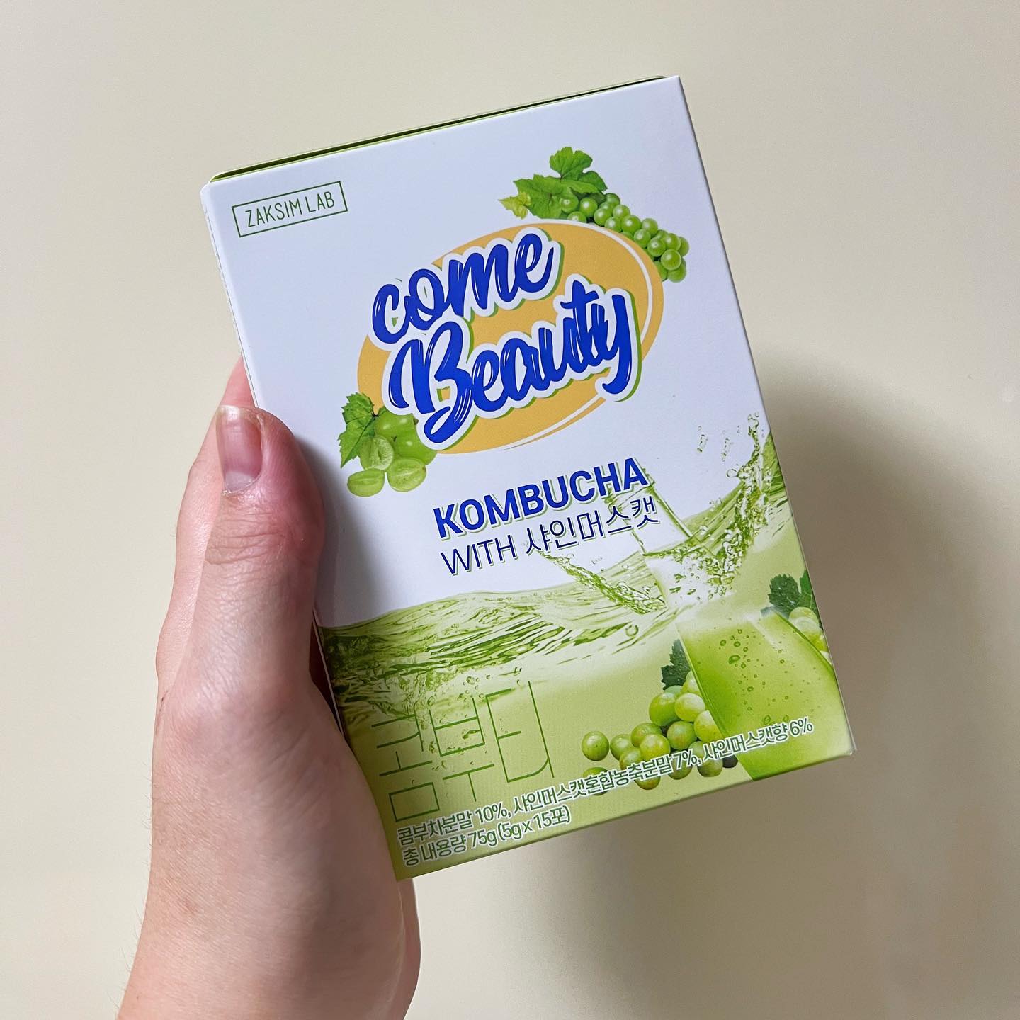 🍹작심랩 콤부티 come13eauty 

◽️적당한 탄산으로 목넘김이 너무 좋은 콤부티
◽️마지막 사진은 “복숭아” 맛

🛒구매처: enfp_angyeong / 네이버스토어 “작심스토어” / 홈페이지

🏷️가격: 6+1 박스 (맛별 1박스씩) ₩65,400

📦배송기간: 한진택배 / 주문일 제외 2일
2022-10-11 주문 → 2022-10-13 도착

🔎구성
- 샤인머스캣
- 파인애플 (신상✔︎/“홈페이지”만 구매가능) 
- 매실
- 레몬
- 블루베리
- 복숭아
- 자몽
- 체리콕