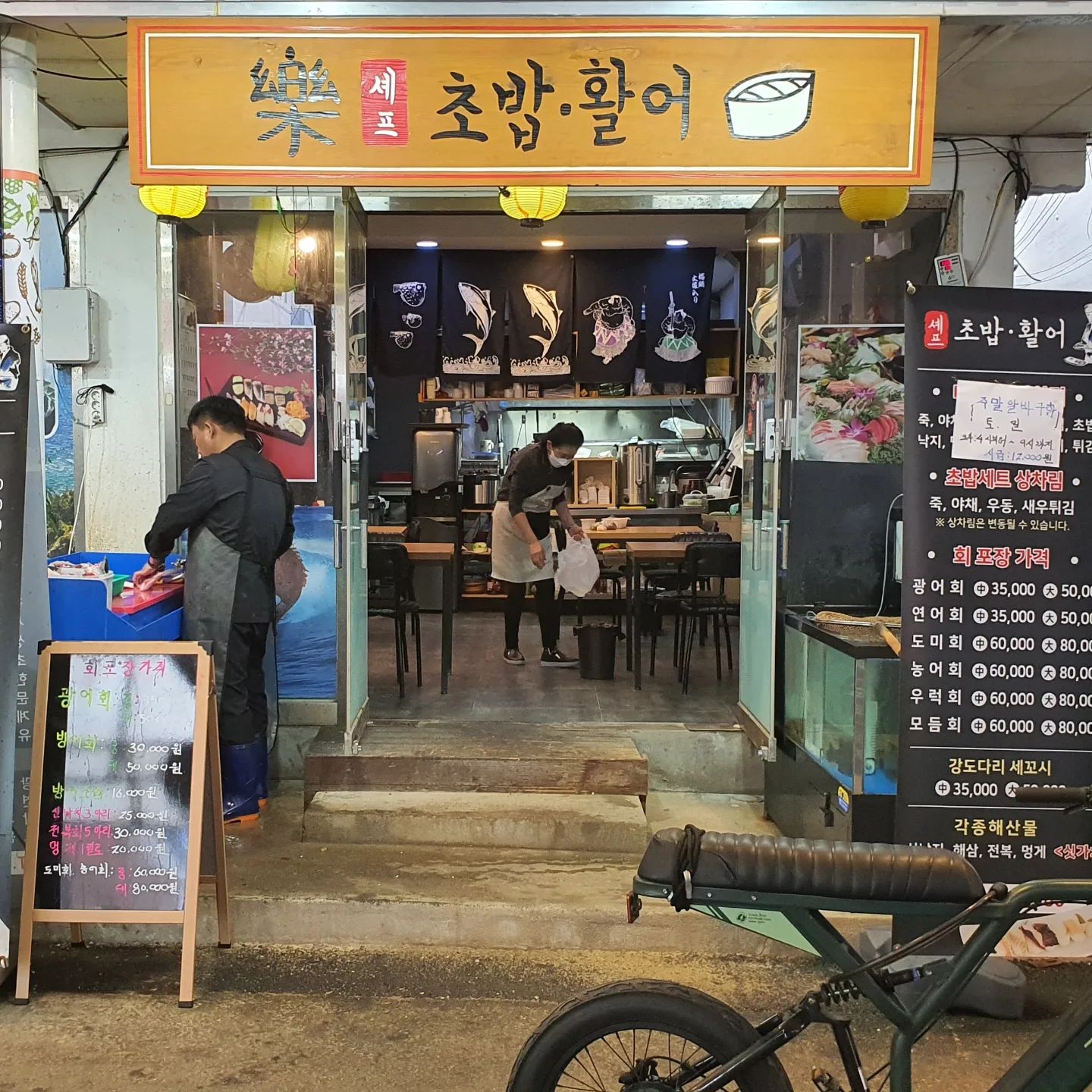 📌 안양,박달시장,셰프초밥활어

그냥 길가다 들렀는데(그래서인지)
만족 300%의 초밥집이었어요!
초밥의 회 두께와 길이가 
일반적인 초밥의 두배! 
처음 하나 통째로 먹었다가 너무 커서
나중엔 반 나눠 먹었어요ㅋㅋㅋ

거기에 정식은 회무침이 기본 서비스이고
죽과 우동, 튀김까지..!

이렇게 잘 차려 먹고 16000원이었어요
저렴하진 않지만 요즘 물가 생각하면 넘나 만족

#해보라미맛집 #해보라미안양 #박달시장맛집 #박달시장초밥
