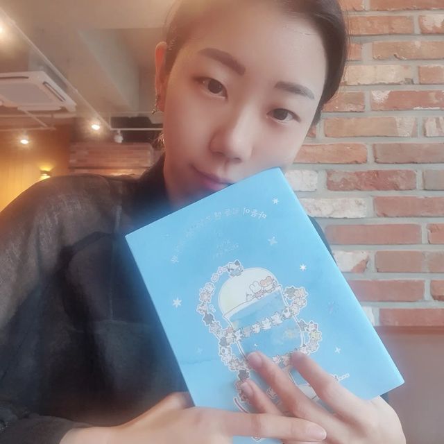 주비냥 ( JUBI ) on Instagram: "#협찬 @bookrum.official 📖☕️ 책 한 줄에 커피 한모금 :) 귀여운 냥이들을 보니 힐링되며 마음도 따뜻해진다💕 좋은 책, 좋은 작품을 알게됬네요🥰 . . #럼부크 #부크