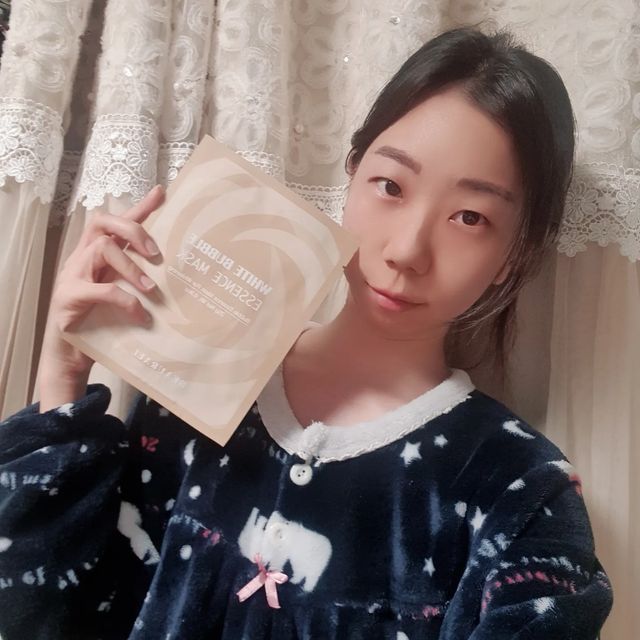 주비냥 ( JUBI ) on Instagram: "#협찬 @beau_lounge 넘 싱기하구 촉촉쫀뜩해지네요💕 🤍씻어낼 필요없어 너무 편한 마크스팩! 🤍맑고 청량한 미백효과도 2배!! 🤍점점 올라오는 산소버블로 산소 안