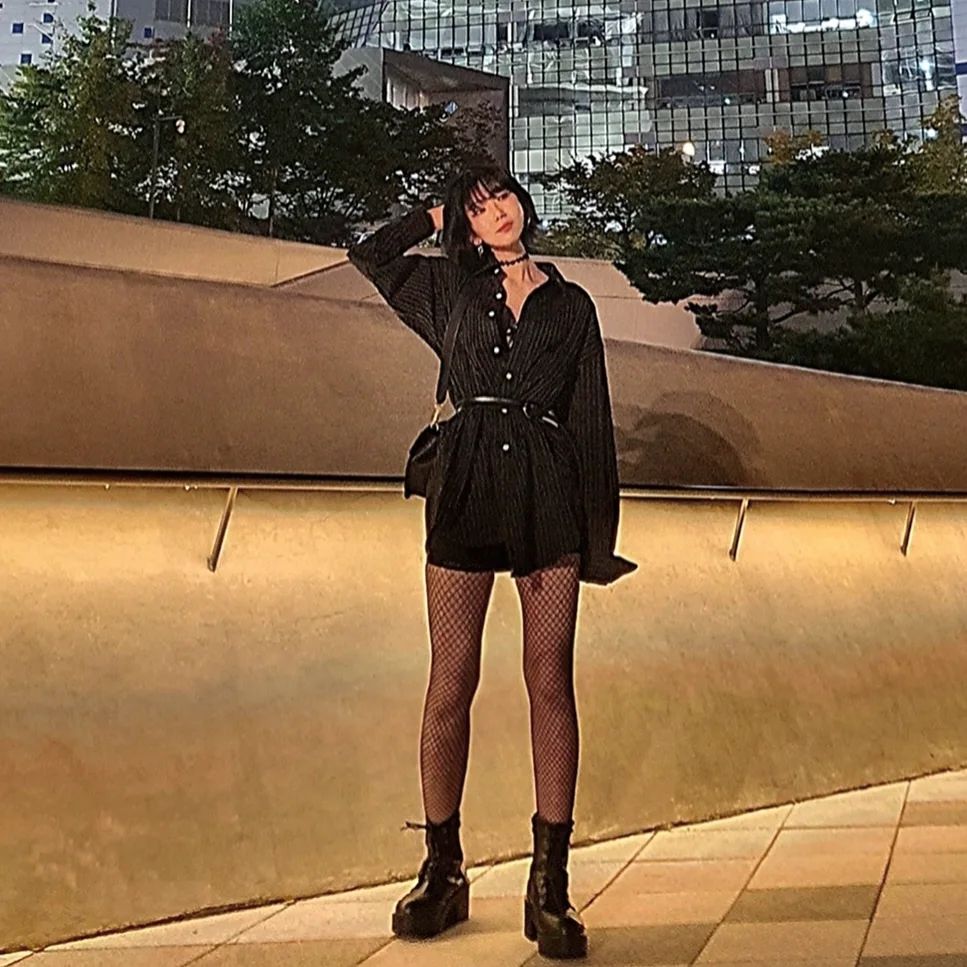 23S/S HISEOUL #SHOEHI FASHION SHOW
⠀
#슈하이 초대권 덕분에 예쁘고 멋진 쇼 보구왔습니다💛
영상에는 안 보여서 아쉽지만 신발과 착장 모두 감탄의 연속..
⠀
착장은 무채색 잉간.. 오버핏 셔츠를 언발란스로 미니원피스 연출🖤
⠀
⠀
#서울패션위크 #패션위크 #패션쇼 #하이서울쇼룸 #동대문디자인플라자 #ddp #hiseoul #seoulfashionweek #SFW