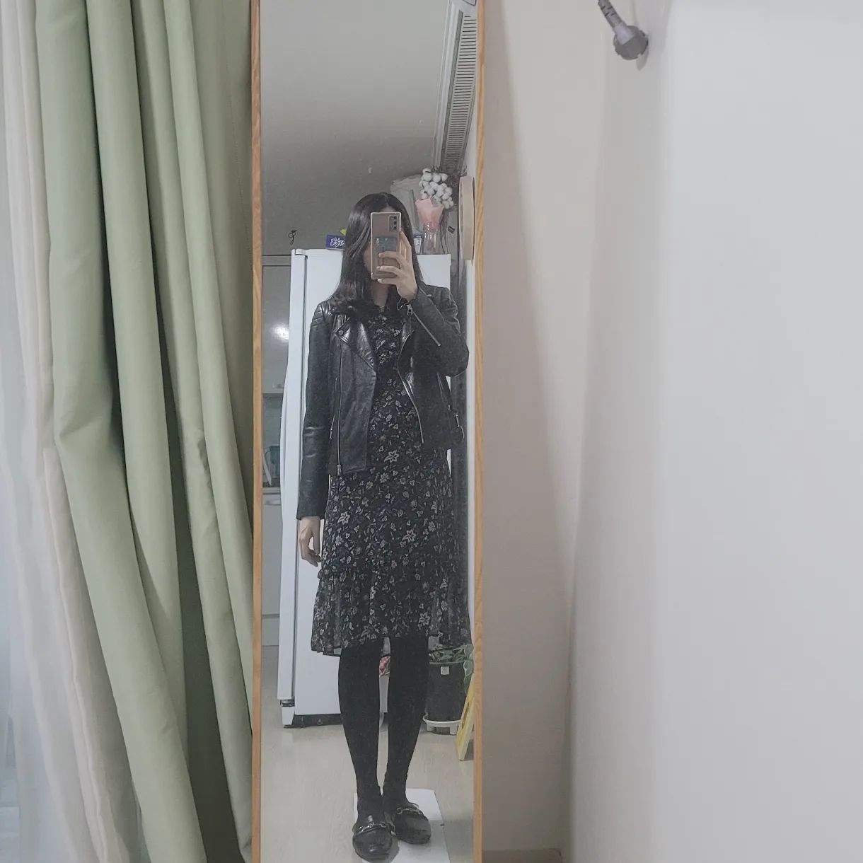 ▪︎2년 만에 동료 모임이 있어서 외출복을 입었어요. 오랜만에 꾸미고 나가니 설레네요 ㅎㅎㅎ
▪︎라이더자켓(coiincos_official )+패턴원피스(roem_official )+로퍼