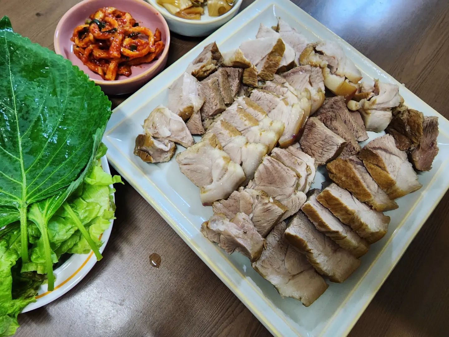 #제품협찬
.
.
친환경 사육농법으로 건강하게 키운 제주청정돼지를 맛볼수 있는 몬트락!
곧 제주여행 가지만 그걸 못참고 집에서 흑돼지 수육해먹기:)
흑돼지 앞다리살로 만든 수육!!
썰릴때 너무 잘썰려서 잘못삶아서 퍽퍽해졌나 걱정했는데
퍽퍽하지도않고 너무 맛있움..!
무말랭이랑 먹어도 양파장아찌랑 먹어도 쌈싸먹어도 
너무 맛있다~~! 
다른거 필요없이 제주흑돼지수육으로 든든한 한끼!
.
.
#몬트락#돼지고기#돼지고기맛집#제주돼지#무항생제#GS프레시몰#달리살다
#숙성돼지고기#드라이에이징#별별체험단