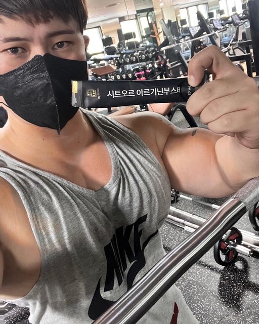 이태현 on Instagram: "3일동안 아르기닌을 운동전에 섭취 후에 운동을 해봤는데요 확실히 평소보다 에너지가 더 생기는 느낌 이었습니다. 벌크하느라 중량칠때 힘들었는데 덜 지치고 중량이