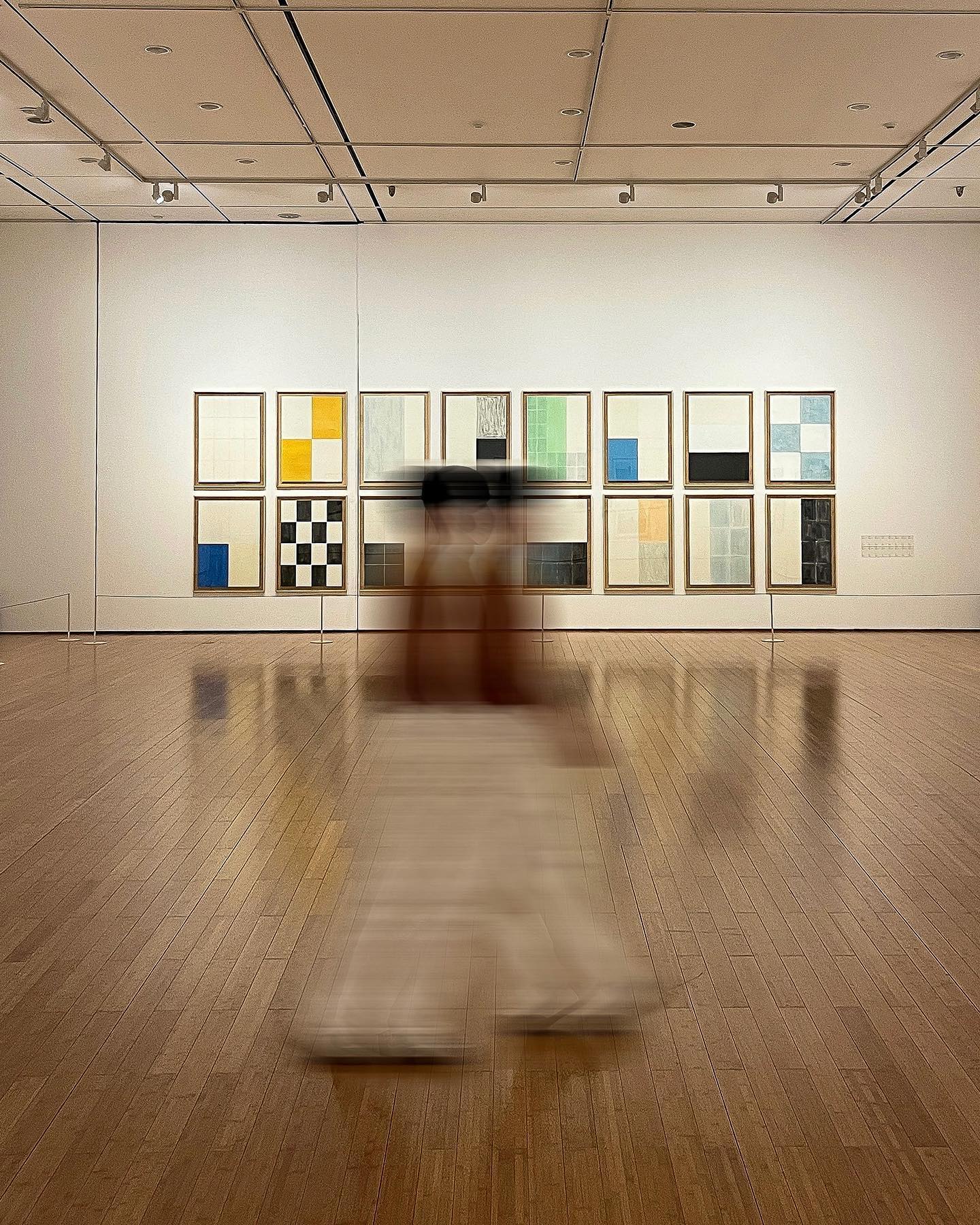 이제서야 올려보는, 다니엘 뷔렌 《Daniel Buren. 1938-》 개인전

내용과 형식의 관계를 자유롭게 다루며 급진적인 작업을 선보이는 작가. 공간의 경계를 조화로 유도하는 인-시튜(In-Situ)는 무엇보다 다채로웠고

긴 러닝타임이라 다 못 본 게 아쉬울 정도로 작가가 걸어온 과거 시간과 여러 에피소드를 집약적으로 보여주는 다큐멘터리 필름은 자서전이 따로 없었다.

웅장한 설치, 회화, 필름
그리고 다티스트 《이교준의 라티오(Ratio)》 까지 -

고요한 공간 속에서 순수하게 사색하는 시간을 가질 수 있었던
10월의 전시

#다니엘뷔렌  #danielburen #art