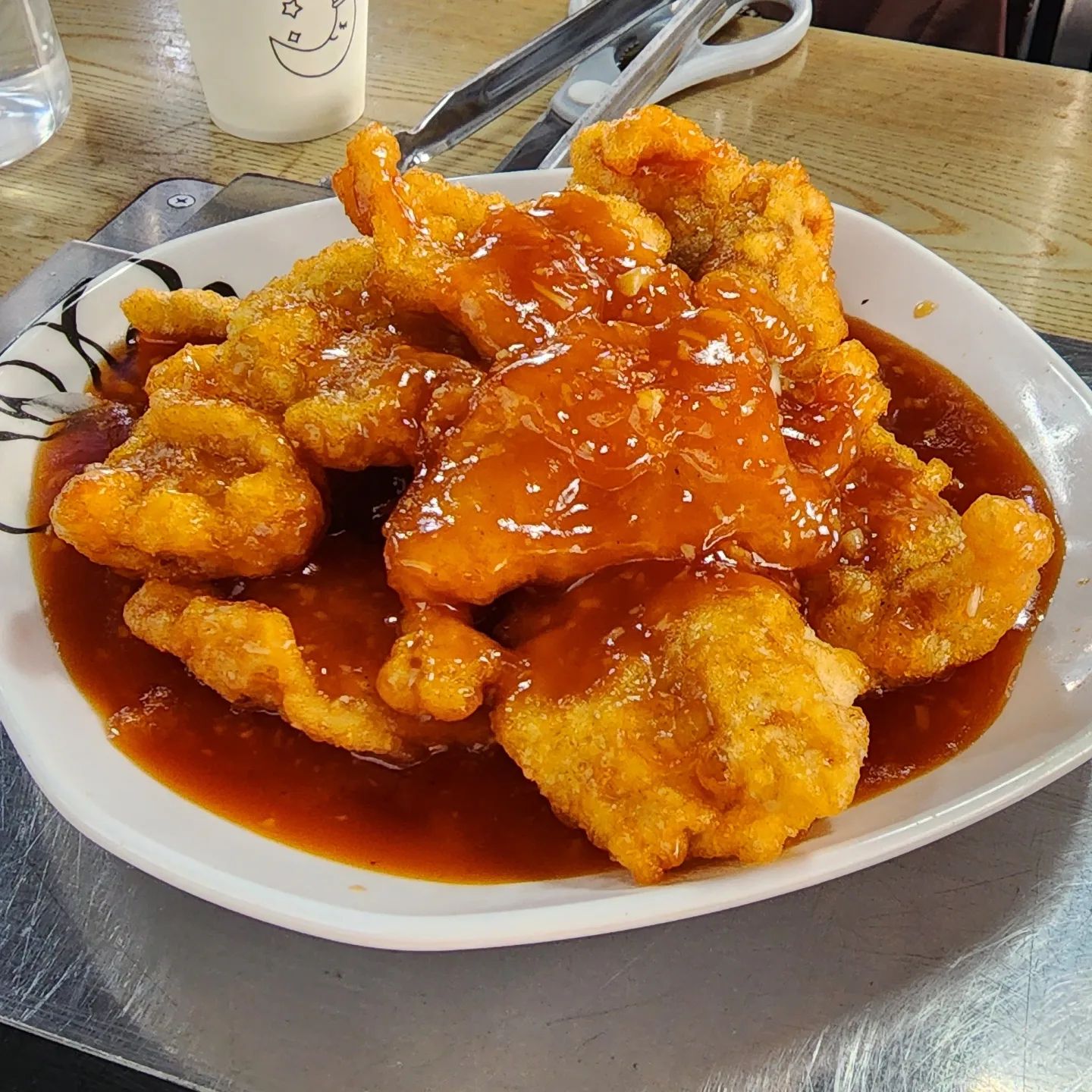 #꿔바로우#가지튀김

찹쌀탕수육 맛집이라는 친구의 추천으로 다녀왔어요
주말답게 손님이 좀 있었지만 대기는 없었어요

대부분 테이블이 양꼬치를 굽고 있어서 군침이 돌았지만
우리는 꿔바로우 먹으러 왔으니까!!
하며 꿔바로우에 칭따오를 주문했답니당 ㅎㅎ

단품으로 먹고나니 개운한게 먹고싶어서 
가지볶음을 시켰는데
왠걸 청양고추의 향과 중국향?이 배어들어서
튀긴 가지에 소스가 너무너무 맛있는거에요

또 얼마나 금방 나왔는지
뜨끈뜨끈한게 허버허버 먹는 재미도🤣🤣

다음엔 양꼬치도 먹어봐야겠어요☺️

건대 가실 일 있으신분 한번 드셔보세용🥰

📍명봉반점.명봉양꼬치

📍서울 광진구 뚝섬로31길 59
2️⃣7️⃣건대입구역 5번 출구에서309m

📍양꼬치, 꿔바로우, 가지볶음