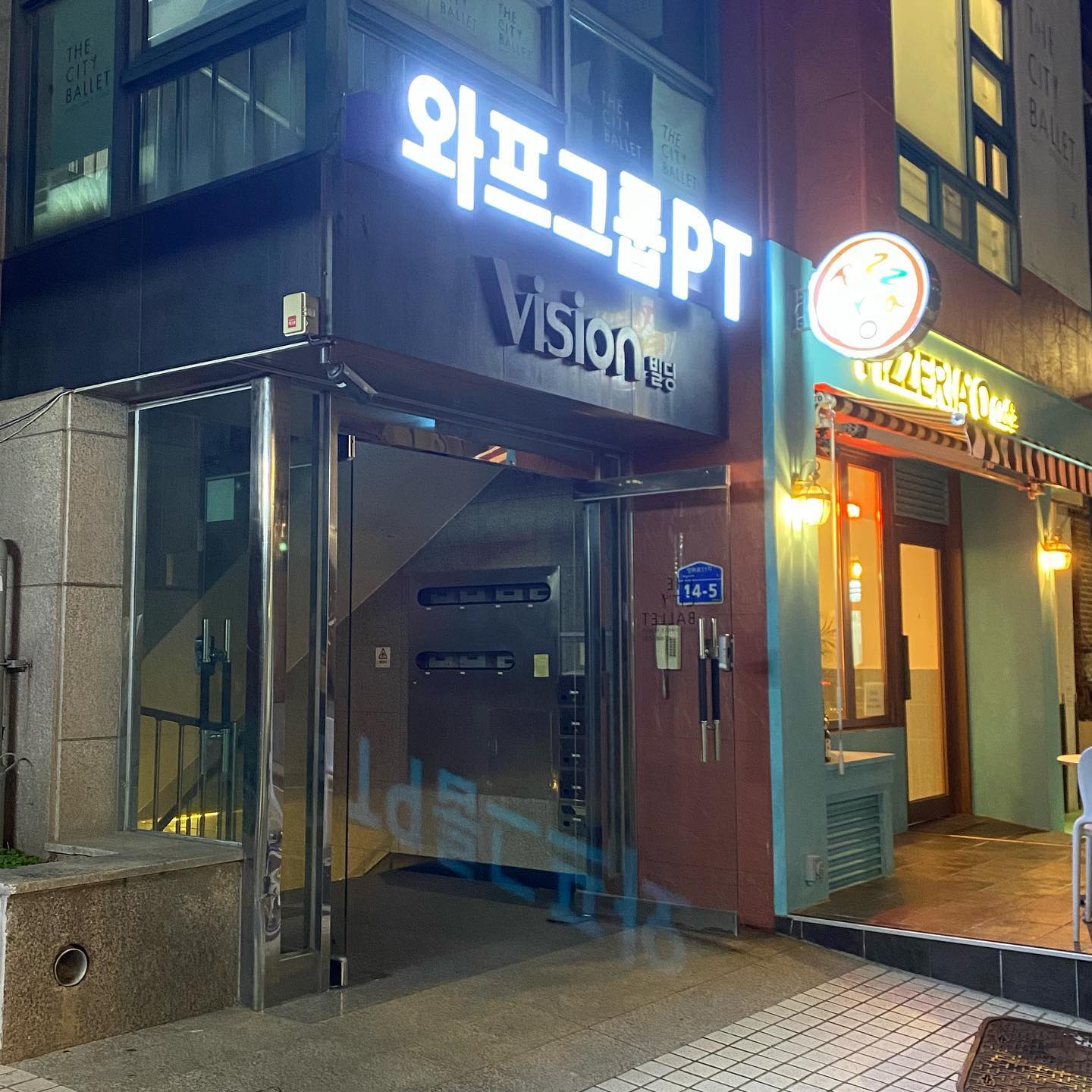 #협찬

🔶이제 점점 추워지고 있는데 건강 관리 다들 잘 하고 계시나요?

🔶오늘은 특허받은 심박수로 운동효과를 2배로 올리는 ’와프 그룹 PT‘를 소개 드릴까 합니다!

🔶저는 평소에는 헬스 장을 다니는데요 
🔸혼자 운동을 하다 보면 흥미가 떨어질 때도 있어서 그럴 때면 가기가 싫어져 쉬거나 다른 운동을 배우면 좋겠다는 생각을 많이 하는데 와프는 ’그룹 PT‘ 다보니
🔸서로서로 파이팅 하면서 운동을 할 수 있어서 좋았던거 같아요!

🔶운동하는 곳은 사실 위치가 정말 중요하잖아요 
🔸너무 멀면 안 가게 되는데 합정역에서 2분 거리에 위치하고 있어서 편하게 왔다 갔다 할 수 있었어요!!

🔶사진처럼 앞에 모니터에 각자의 심박수를 체크할 수 있는데요 
🔸오렌지색이 되면 그때가 지방이 제일 잘 타는 색이라고 합니다! 
🔸그래서 저도 열심히 해서 주말에 먹었던 나의 지방을 태워야겠다는 생각으로 참여를 했는데요 

🔶본 운동 20분을 하는데 힘들지만 중간에 선생님들이 파이팅을 외치면서 하니 힘이 나서 끝까지 하려고 노력하게 되더라고요 

✔️또한 운동이 매일 바뀐다고 하니 더욱 재미있게 운동을 참여할 수 있겠다는 생각이 들었습니다!

✔️궁금하신 분은 무료로 1회 체험할 수 있으니 체험 받아보시고 2배에 운동효과로 열심히 운동같이 하는 건 어떨까요? 

🌟와프 그룹 PT 앱으로도 예약 가능해서 더욱 편하게 예약도 할 수 있으니 참고해 주세요! 🙌🏻

#협찬 #와프 #합정헬스 #합정pt #홍대헬스 #홍대헬스장 #홍대pt #그룹pt #서교동헬스 #망원헬스 #망원pt #헬스타그램 #오운완