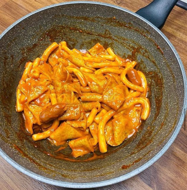@rev_iew_ on Instagram: "#협찬 <엄선에서 시식한 그라나파다노 로제 누들떡볶이 후기> - 😊만족한 점 로제떡볶이 너무 좋아해서 일주일에2번정도 시켜먹을 정도인데 당첨되고 먹었더니 너무 맛