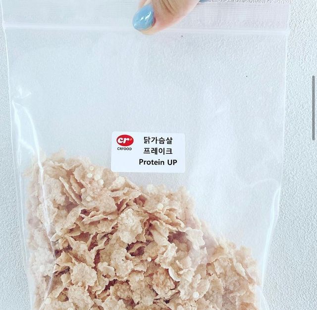 @rev_iew_ on Instagram: "#협찬 <엄선에서 시식한 닭가슴살 단백질 플레이크 후기> - 😊만족한 점 지금 다이어트하고 있는데 자꾸먹게 되어서 할려고 하다가 포기할려 할때 닭가슴살 단백질 플레