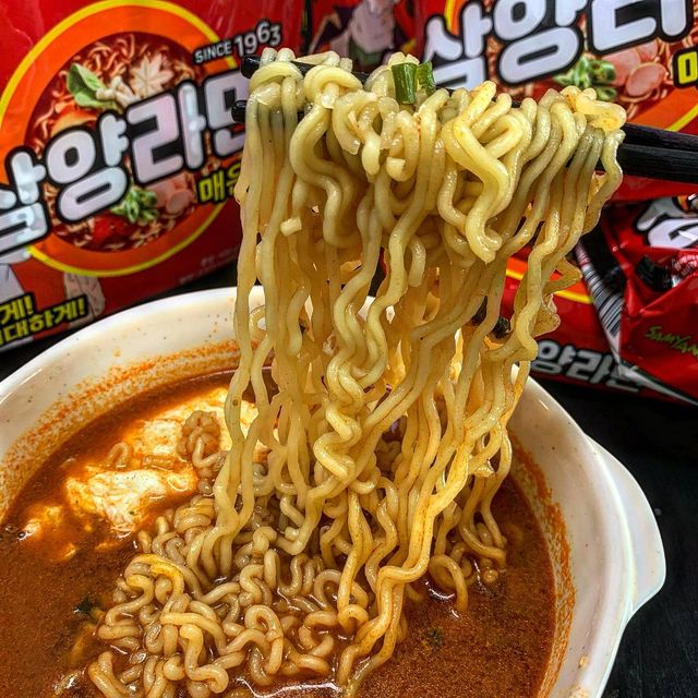 연댕_먹스타 on Instagram: "#협찬 “삼양라면 뮤지컬 봤어요?? 진짜 도라방스 ㅋㅋㅋㅋ” 삼양식품 창립 60주년을 맞아 삼양라면 매운맛이 더욱 맛있게! 더욱 쫄깃하고 풍미있게 돌아왔어요~ 196