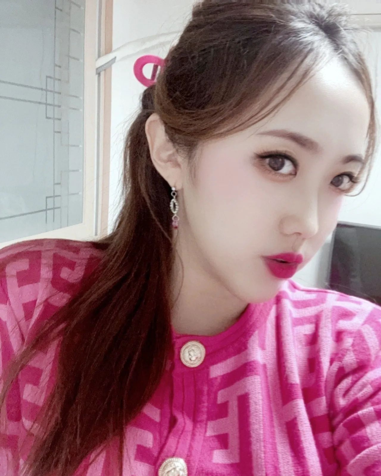 #핑크공주🎀 놀이에 빠질 수 없는 #핑크룩 💕
#러블리룩 찾으시는 분들께 강추하는 아이랍니다💗 #색감존예 #딸기우유핑크 배색이라 #사랑스러움그자체 🥰😍 #금장단추가디건 이라 포인트되고 럭셔리 한스푼 추가에 또또단추라 입고 벗기도 넘나 편해요ㅎ 원단도 부드럽고 탄탄하고 어깨패드까지 들어가 있어서 핏팅은 #말해모해 ❤️
날씬해 보이게 해주는 #유니크가디건 #핑크가디건 #깔맞춤성애자 답게 #블링블링 #큐빅반지 💍 #핑크반지 랑 #꼬임집게핀 까지 #온통핑크 😝 #마젠타핑크 #핑크립스틱 까지 #찰떡코디 여기에 넘나편하고 푹신한 착화감에 데일리로 신기좋은 #핑크블로퍼 #쿠션블로퍼 #뮬블로퍼 까지 #머리부터발끝까지 착장샷 모두 구매 가능합니다😛💞 프로필링크 스토어팜 소식받기 하시고 구경하세요옹😄😊🤗
.
feat #코디천재 #코디해주는언니 
.
#ootd #flf #lfl #오늘의코디 #얼스타그램selfie