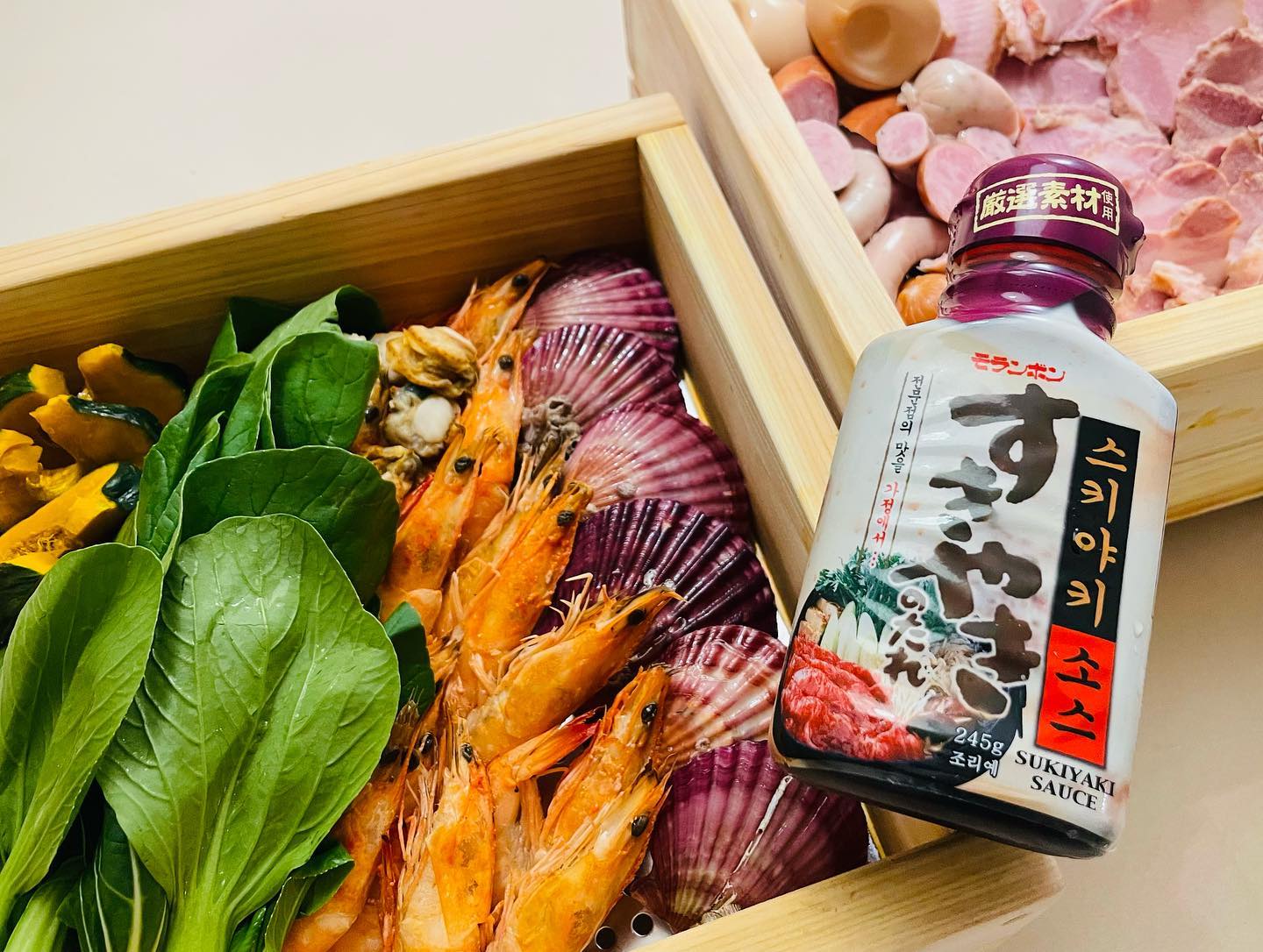 #협찬

추워진 날씨, 따뜻한 국물이 생각난타면 역시나 편백찜이 아닐까?

그런데 이제, #스키야키소스 를 곁들여 더욱 감칠맛나게!

#모란봉스키야키소스 를 받게되어 #손님초대음식 의 대명사인 편백나무찜을 해먹었음

추운 날이지만 찜기의 열기로 끝까지 따뜻하게 먹을 수 있어서 좋은 찜요리!

특히 #스키야키 로 먹어도 훌륭한 국물을 내주는 소스를 함께 찍어먹으니 더욱 좋았음!

국물요리하면, 국물 낸다고 이것저것 넣기도 많이 넣고 부산물도 많이 생기는데 이 소스만으로도 충분히 감칠맛나고 맛있는 스키야키 혹은 소스로 활용할 수 있으니 추천!

+@ 공식 스마트스토어에서는 10월 31일까지 전골류 상품까지 20% 할인중이라니 참고하세요!

구매처는요!
롯데마트, 홈+, 이마트, GS슈퍼, 네이버 스마트스토어까지!

#손님초대음식 #손님초대요리 #집들이음식

moranbongkorea