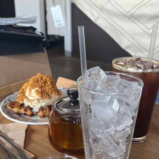푸디 푸 on Instagram: "좁은 골목 중랑구안의 #힙지로 그 자체☕️ 내부가 진짜 예뻐서 사진만 100장 📷📷 친구랑 수다떨러 갔던 곳인데 이런 곳에 이런 카페가?! 싶은 이 곳 #단조카페 내부 인