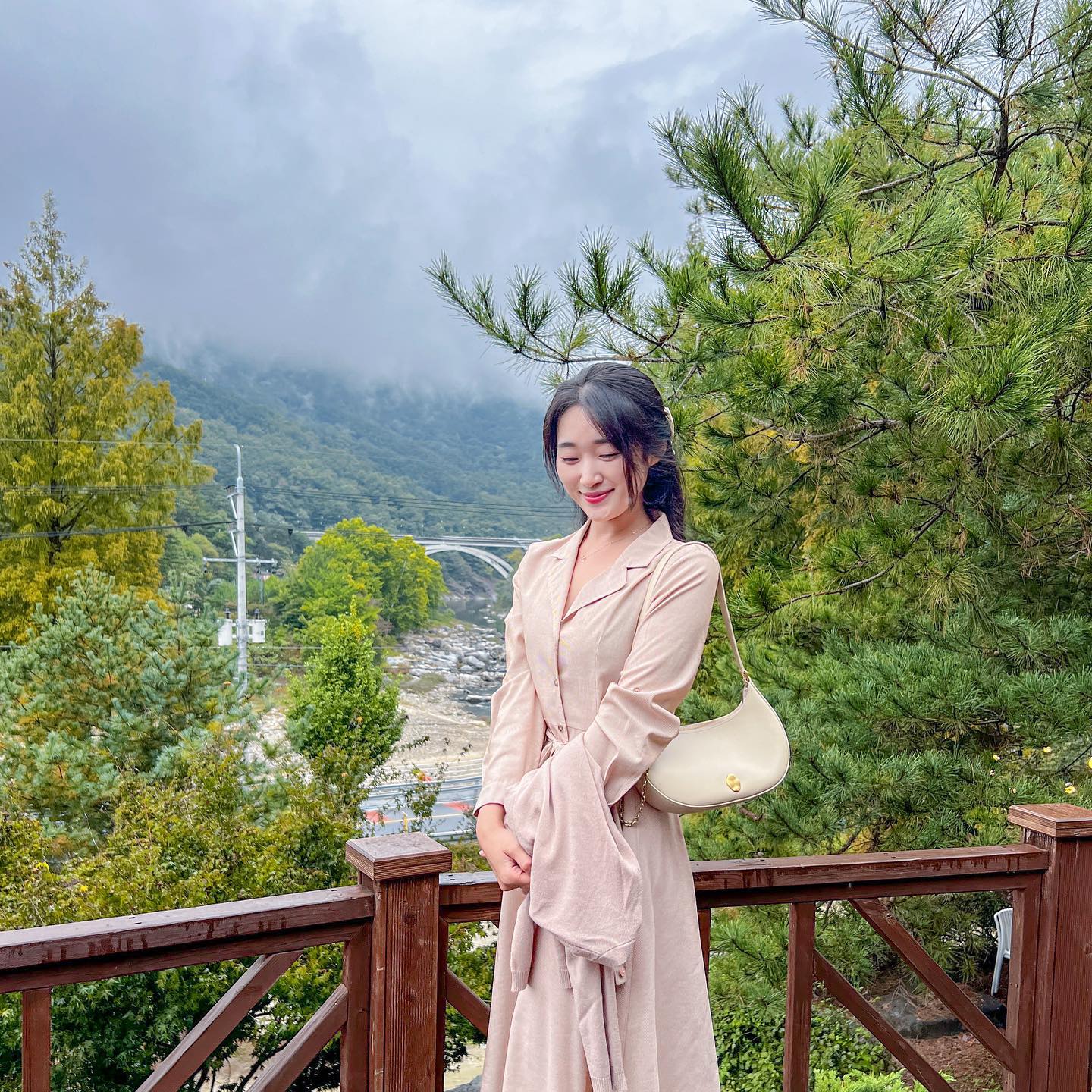 ☔️비오는날 센치한 감성 올려주었던 그곳

숲속의 산장에 온 것마냥
계단을 올라가면
멋진 뷰가 기다리고 있었어요🫶🏻

☁️비가와서 운무로 살짝씩 가려졌지만
계곡과 다리가 있는 풍경이 너무나 멋졌어요🫢

공간이 크진않지만 모든 좌석이
창가앞이라 마운티뷰를🖼️
맘껏 즐길 수 있었어요🤗

더욱 마음에 들었던건
비가 와 가라앉은 마음을 배려해주듯
조용히 시간을 보낼 수 있어 굿😌

📍거창 하고리카페
🚘넓은 주차장
☕️‘하고리라떼’ 추천! 아몬드시럽이 들어가 꼬소하게 블렌딩된 우유에 에스프레소, 아몬드 크림이 올라가 더욱 달달!꼬숩!🫶🏻

#마운틴뷰카페 #계곡뷰 #하고리카페