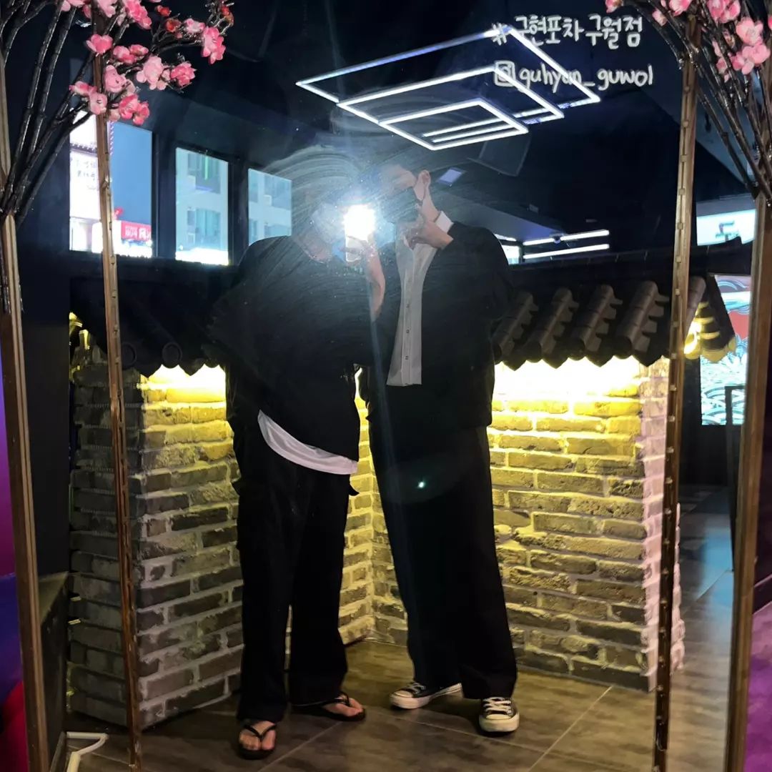 👬🏿