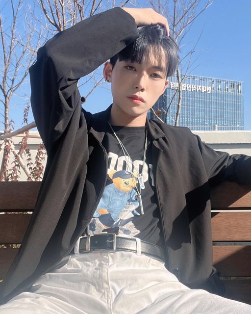 MINU • 강민우 on Instagram: "날씨가 넘 추워🥶 여러분도 따뜻하게 입어~!! . . . @right_here_men 에서 투웨이 블랙&블랙 회전 버클 정장 벨트를 협찬받았어요 #광고 #롸잇히어 #right_here #쇼핑몰추천 #