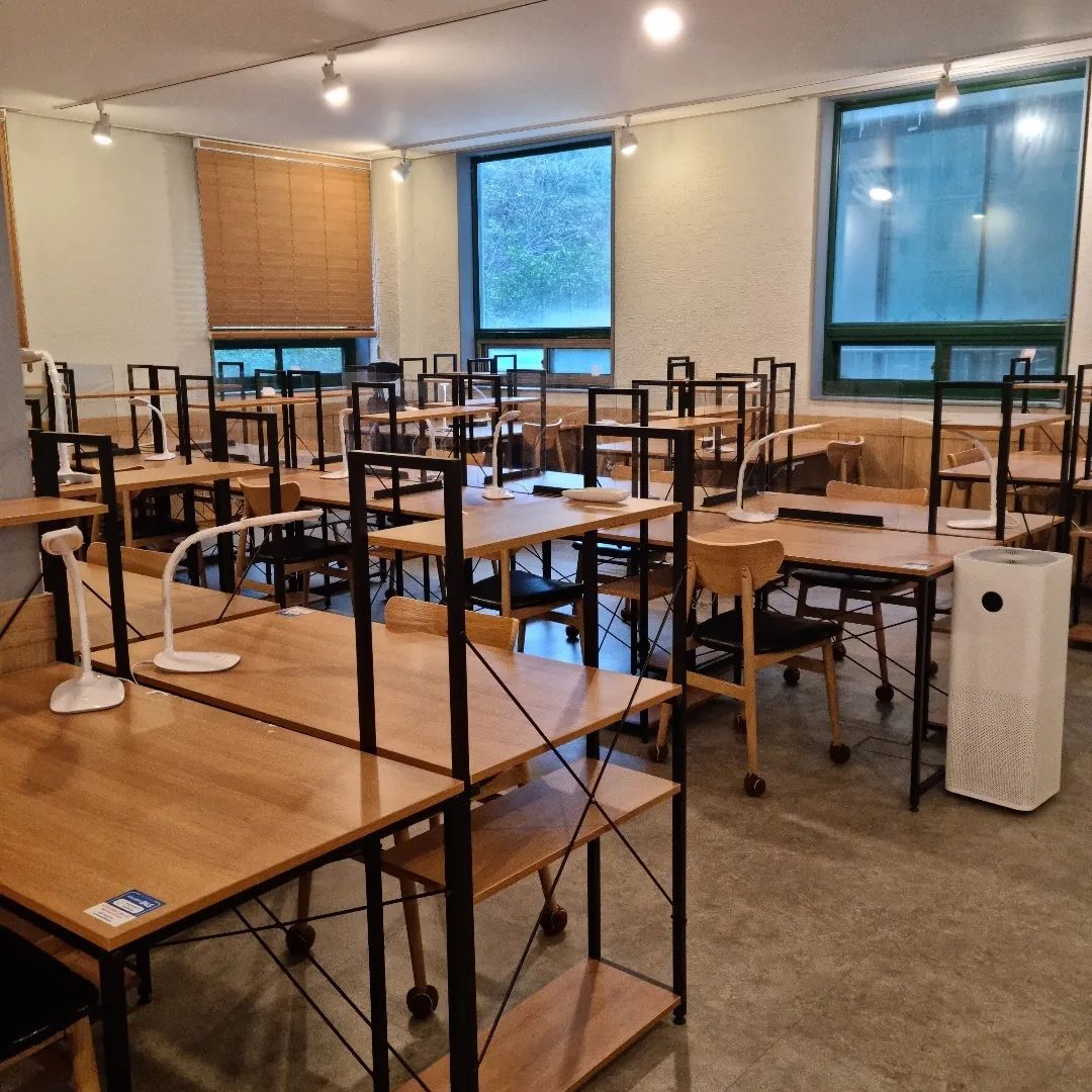 며칠전 피드에 올렸던 제가 다니는 <블루닷라운지 구서점> 독서실이 현재 2주년 이벤트 중이예요^^ 장점을 좀더 소개해드릴게용~ 

⭕️ 프린트 이용이 무료! 용지만 개인이 지참해주세요♡ 

⭕️ 3개의 라운지로 나뉘어져있어 그날그날 공부컨디션에 맞게 공부할 수 있다!
➡️ 카페분위기 프리라운지
➡️ 도서관 분위기의 포커스라운지 
➡️ 독서실분위기의 싱글라운지
〰️ 적당히 자유로운 공간을 지정해 공부분위기를 유지할 수 있다는 점! 

⭕️커피머신과 제빙기, 녹차 및 간단한 간식이 제공된다! 

[이 포스팅은 업체로부터 이용권을 지급받고 작성한 솔직한 후기입니다.] 

#구서동스터디카페 #구서동독서실 #블루닷라운지 #블루닷라운지구서점 #블루닷라운지구서2호점 #구서동공부잘되는독서실 #구서동합격잘되는독서실 #공시생 #수험생 #취준생 #재수생 #자기개발러 #부산24시독서실 #자기개발 #합격 #구서동