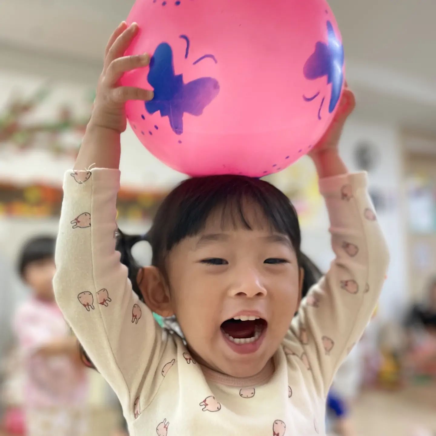 얼집에서 미술과 체욱활동❤️ 항상 우리서연이는 뭐든 적극적이고 하는것마다 즐거워하는모습을보니까 엄마가 어린이집 보내는게 뿌듯해❤️ 역시 피는못속이는게 너어무 체력이좋다고 선생님이 그러셨다 ㅋㅋㅋ 서연아 지금처럼 이렇게 밝게 자라주고 건강만하자 울딸 사랑해❤️
.
.
.
.
.
.
.
.
#어린이집 #미술 #체육 #활동 #육아 #딸스타그램💕 #3살 #31개월