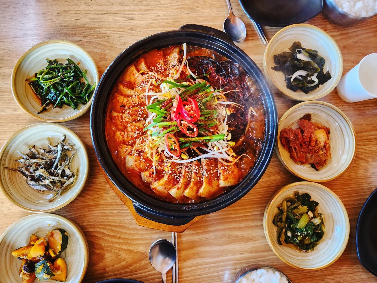 #제주협재해수욕장 #재암식당
숙소 근처라서 밥먹으러 갈까하다 일정에서 뺐는데  한림공원에서 밥못먹고 돌아오는길에 
있길래 바로 들어감ㅎㅎ
.
흑돼지톳조림 진짜 맛있다고 어디서 얼핏봐서
고민하다 주문~준우는 공원서 군것질하고 먹기싫대서 매워보여도 주문했눈디...
우리들 맵찔이 아닌데 넘 매움ㅠㅜㅠㅠㅠ
근데 양념이 너무 맛있어서 계속 손이가.,
근데 매워서 고생...ㅠ
진짜 맛으로만보면 밥두그릇 먹었을텐데!!!
.
 우리 언제부터 매운걸 이렇게 못먹었지..? 그래도 반찬이랑 양념은 너무 맛있움ㅋㅋㅋ
톳씹는 식감도좋구 고기도 맛있궁..
매워서 톳 많이 남겨서 아쉬웠던 식사ㅠㅠ
다른거 먹어보고 돌아가고싶은데 먹어볼 시간이
없어서 아쉽당..
.
#협재#협재해수욕장식사#제주여행#제주도식당#한림공원맛집#흑돼지톳조림#넘매웡#제주도점심#협재해수욕장식당#제주가족여행#제주식당 #제주식당한림#제주한림식당#제주협재#제주협재식당#맛있다그램#먹스타그램