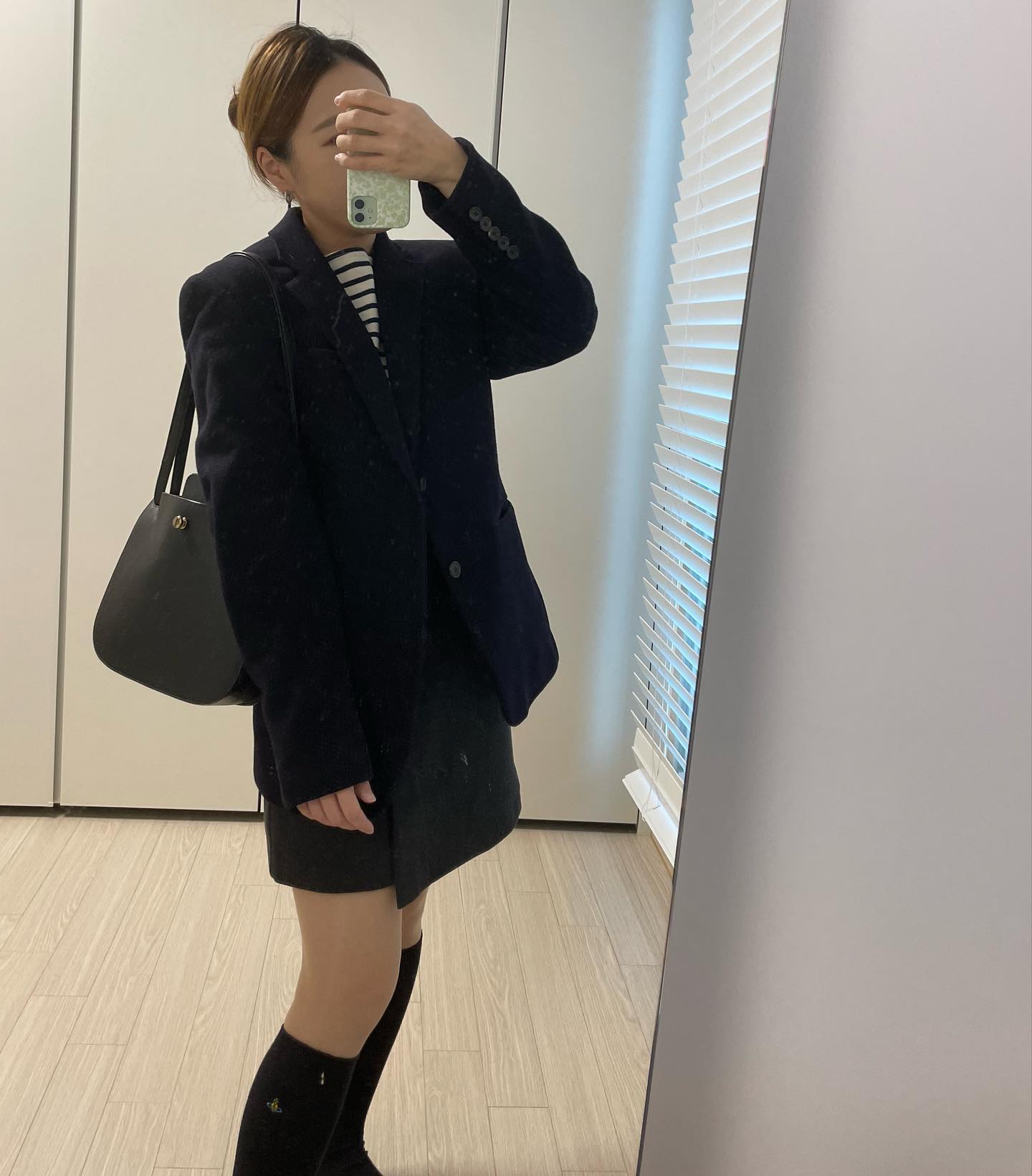 #sentipit_ootd 자유로운직장인데일리룩
-

남편 살쪄서 못입는 자켓 훔쳐입기🤣

▪️top : saintjameskorea 
▪️socks : viviennewestwood 
▪️bag : deckeofficial