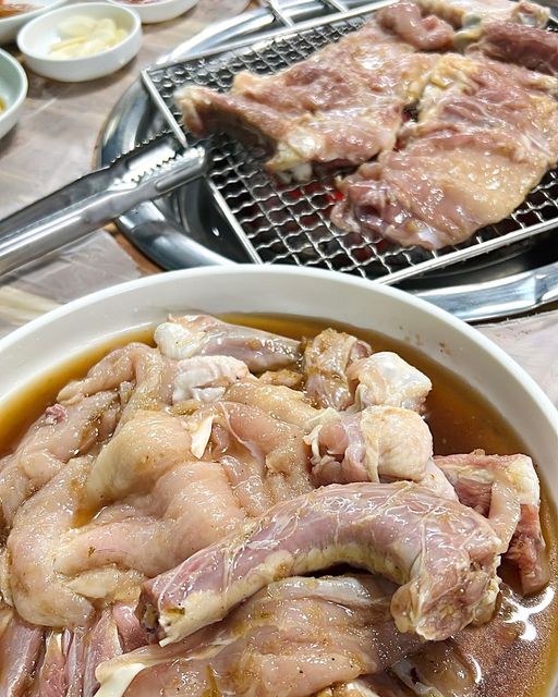 @blue_pearl_seul on Instagram: "닭구이♥♥♥ 음식 너무 맛있고 사장님 친절하시고.. 강쥐도 있음 ♥♥♥ #청호산장 #순천 #청소골 #순천청소골 #순천계곡"