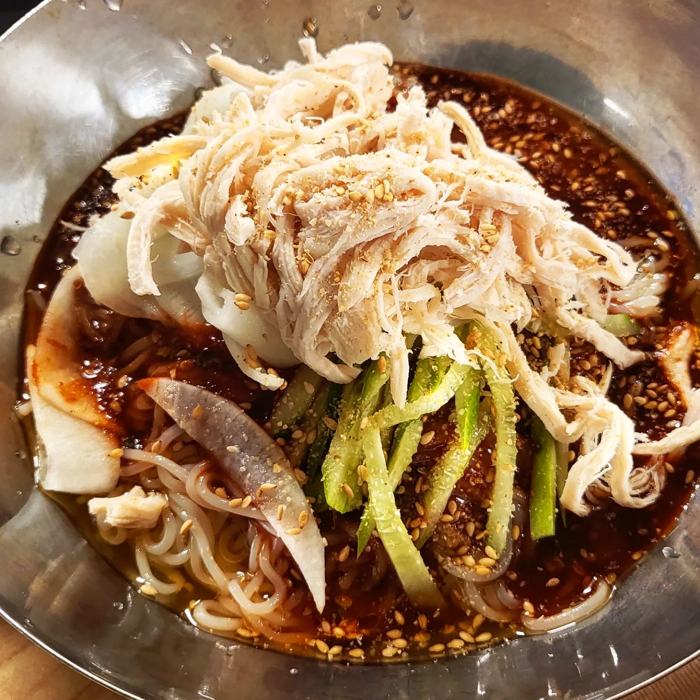 .
안산 당분간 최애맛집 베스트5
배민까지 가능하지만
여긴 직접 가서 먹어야함
파김치 두부 김치전 리필가능하니까,

여기서 초계비빔국수 안먹으면
서운함

사람이 아주 바글바글
원래는 24시 영업이었는데
코로나 이후로 야간에 사람 구하기
어려우시다며 10시까지만 운영중
덕분에 저녁식사 시간엔
북적북적하다

안산 양푼왕갈비
경기 안산시 상록구 송호1길 5