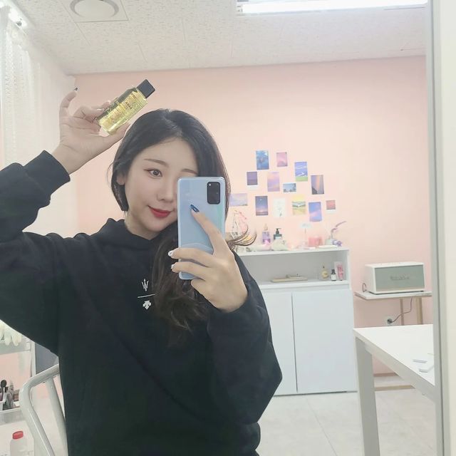 소미 on Instagram‎: "프랑스 메디컬 브랜드[엥뎀]🌼

엥뎀에서 '바바쿨 향수 바디오일'을 선물로 보내주셨어요 ت
샵에 두고 쓰라고 보내주셨는데
은은하게 퍼지는 오일의 향 덕분에 저도 고객님들도 더 편하고 기분좋게 관리하고, 관리받고 있어요 ෆ

바바쿨 향수바디오일은 천연식물의 에센셜오일을 원료로 한 향료와 
5가지 식물성오일로 만들어져, 예민한 피부에도 사용 가능해요

때로는 향수 대용으로
바디,헤어,핸드 수면오일로도 다양하게 사용가능한 멀티 오일이에요
완전 혜자템 -!

코코넛바닐라향 아몬드향 이렇게 두가지가 있는데 저는 '코코넛바닐라향'을 쓰고있어요
코코넛 향 좋아하는거 어떻게 아시고..ෆ
코코넛이랑 바닐라가 이렇게 잘 어울리다니
저처럼 너무 진한 여자향수 같은거 좋아하지 않는 분들은 넘넘 좋아하실 거 같아요 ෆෆ"‎