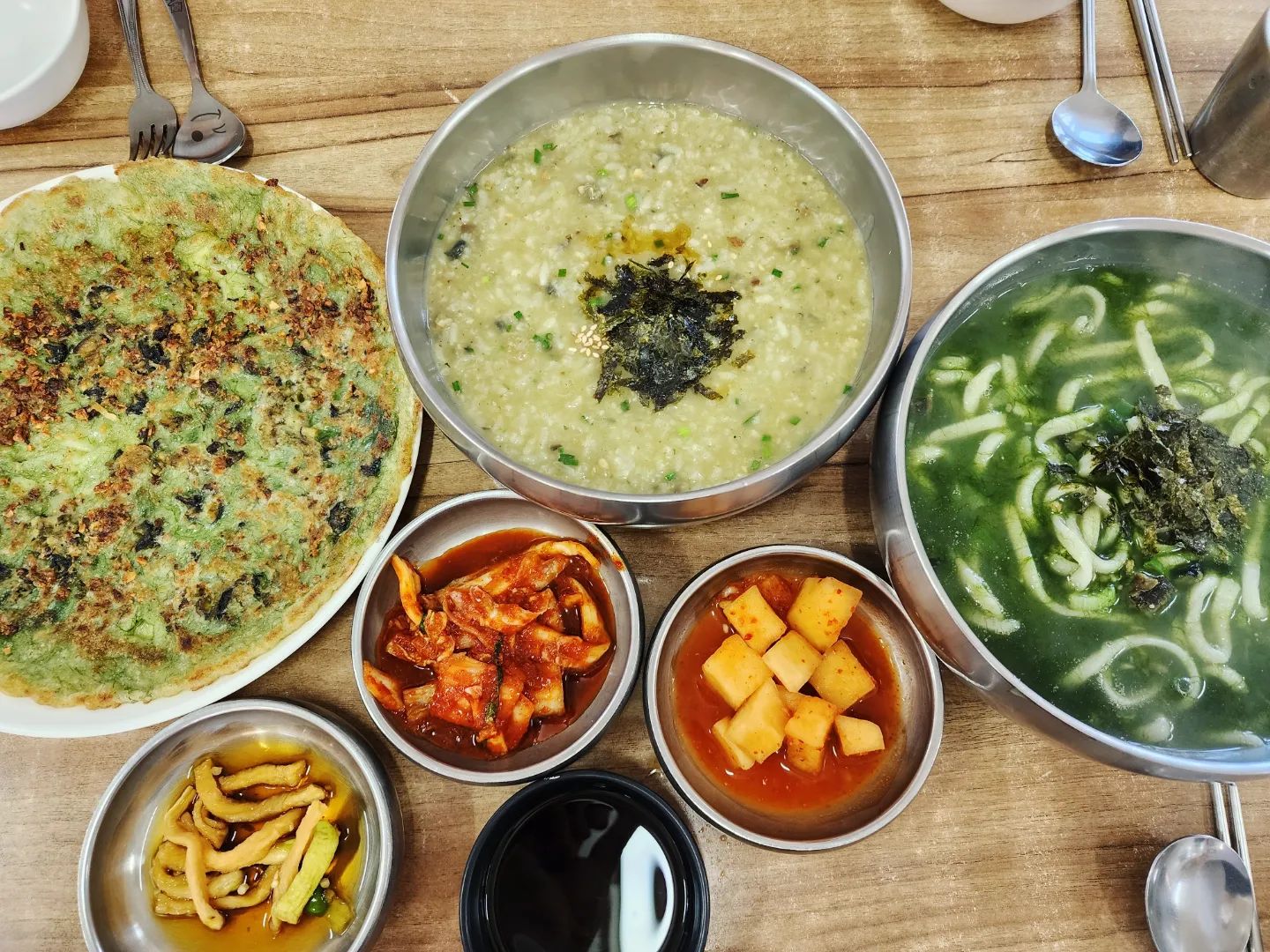 #보말칼국수#보말죽#보말전
#한림칼구수제주본점
아침식사할수있는곳~~~!
칼국수 국물 매력적~ 
보말 죽 진짜맛있당 
준우는 안좋아할줄 알았지만 역시...
그래도 보말전 엄청 잘먹넹ㅋㅋ
깍두기도맛있던곳~~!
#제주여행#제주가족여행#제주아침식사#제주도아침식사#제주도식당#제주맛집#제주#제주도맛집#보말칼국수맛지#아침부터#사람많음#맛있다그램#맛집#맛집스타그램#좋반#선팔맞팔#가족여행